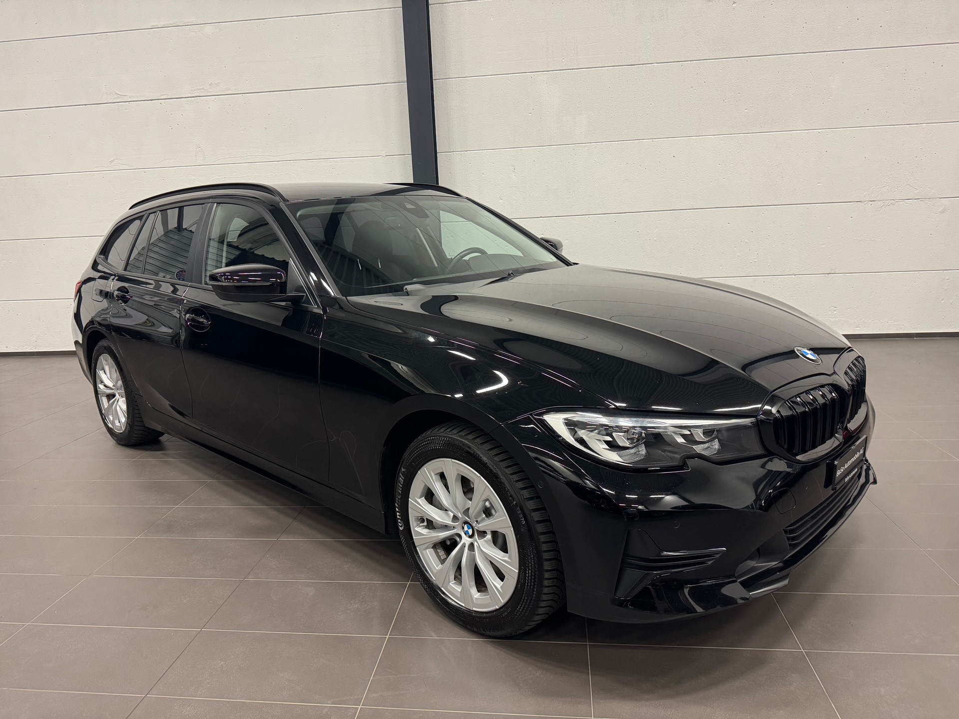 BMW 330e x DriveTouring Steptronic-showroom-element-3