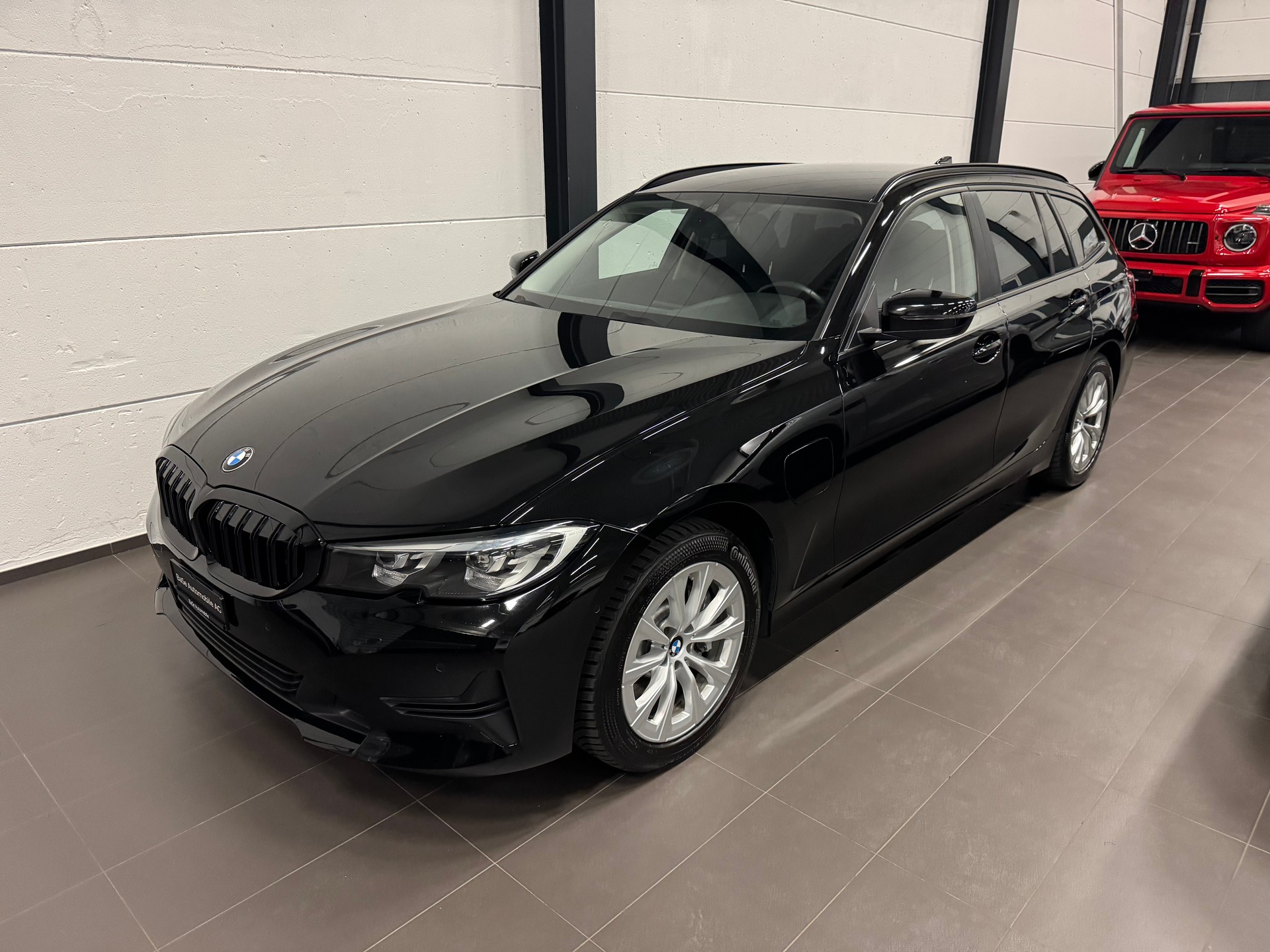 BMW 330e x DriveTouring Steptronic-image-4