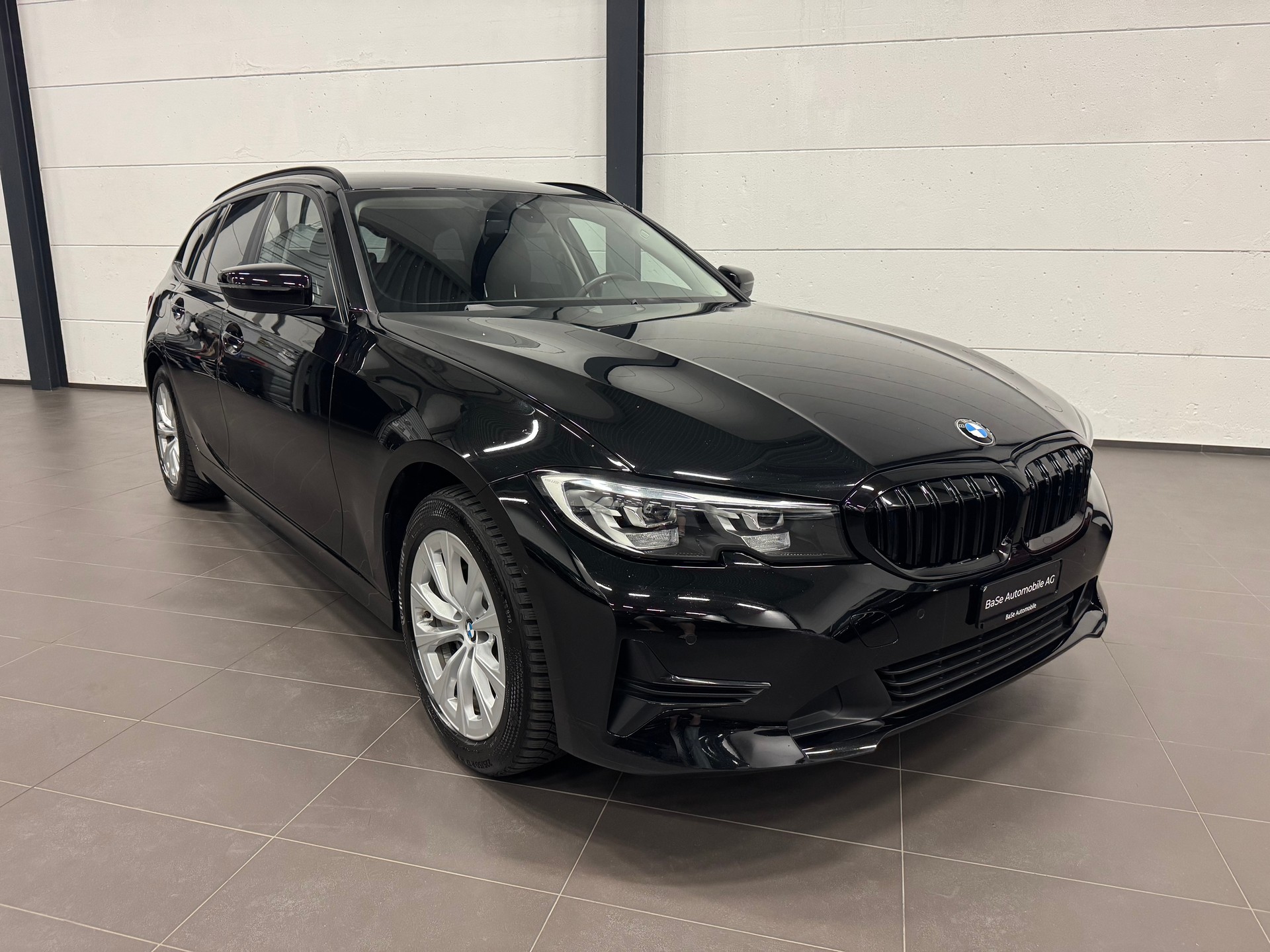 BMW 330e x DriveTouring Steptronic-showroom-element-1