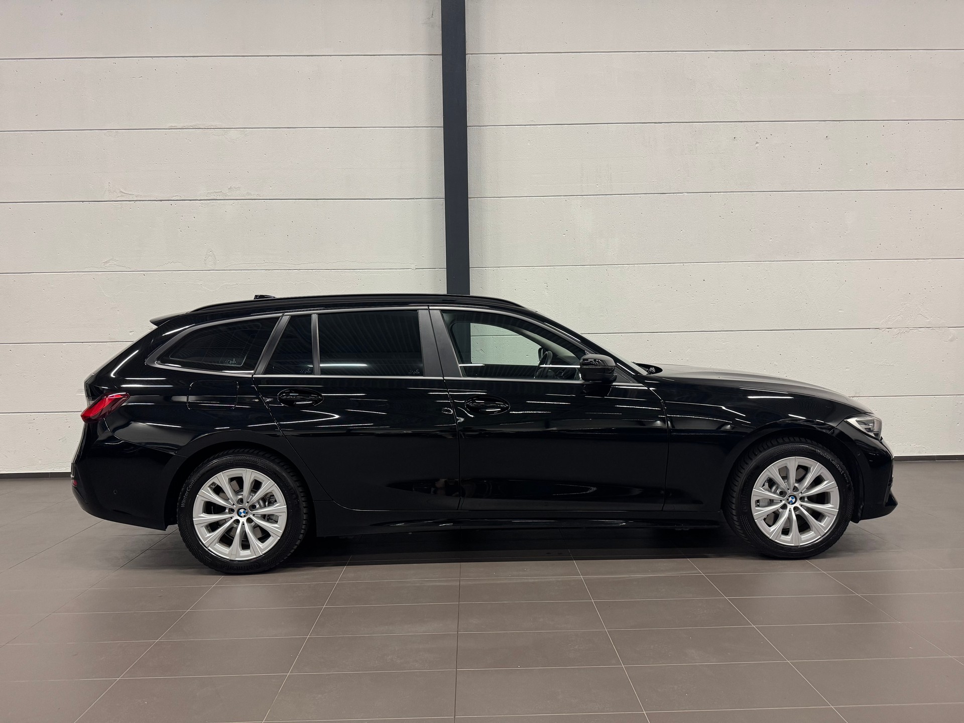 BMW 330e x DriveTouring Steptronic-image-8
