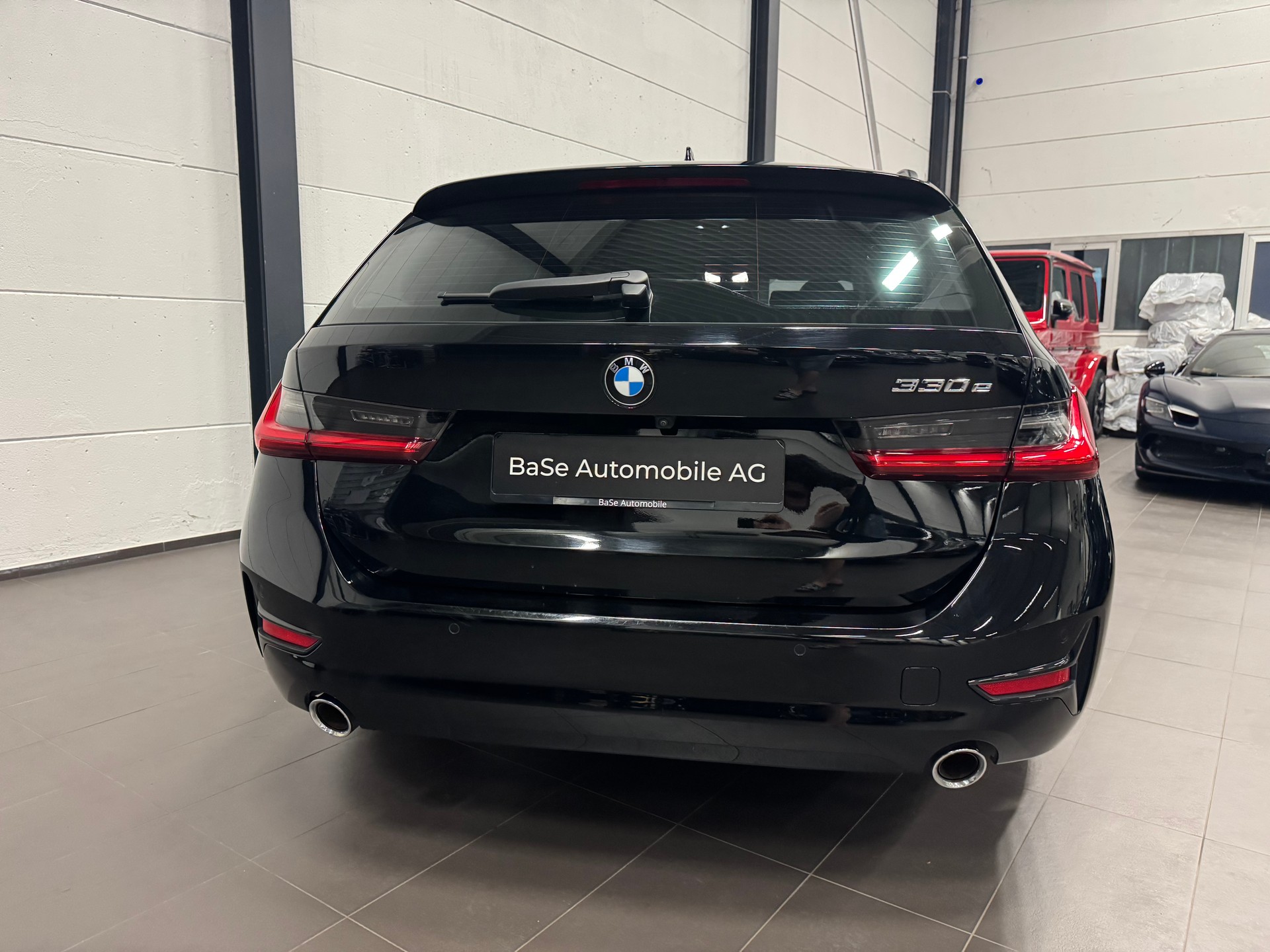 BMW 330e x DriveTouring Steptronic-image-14