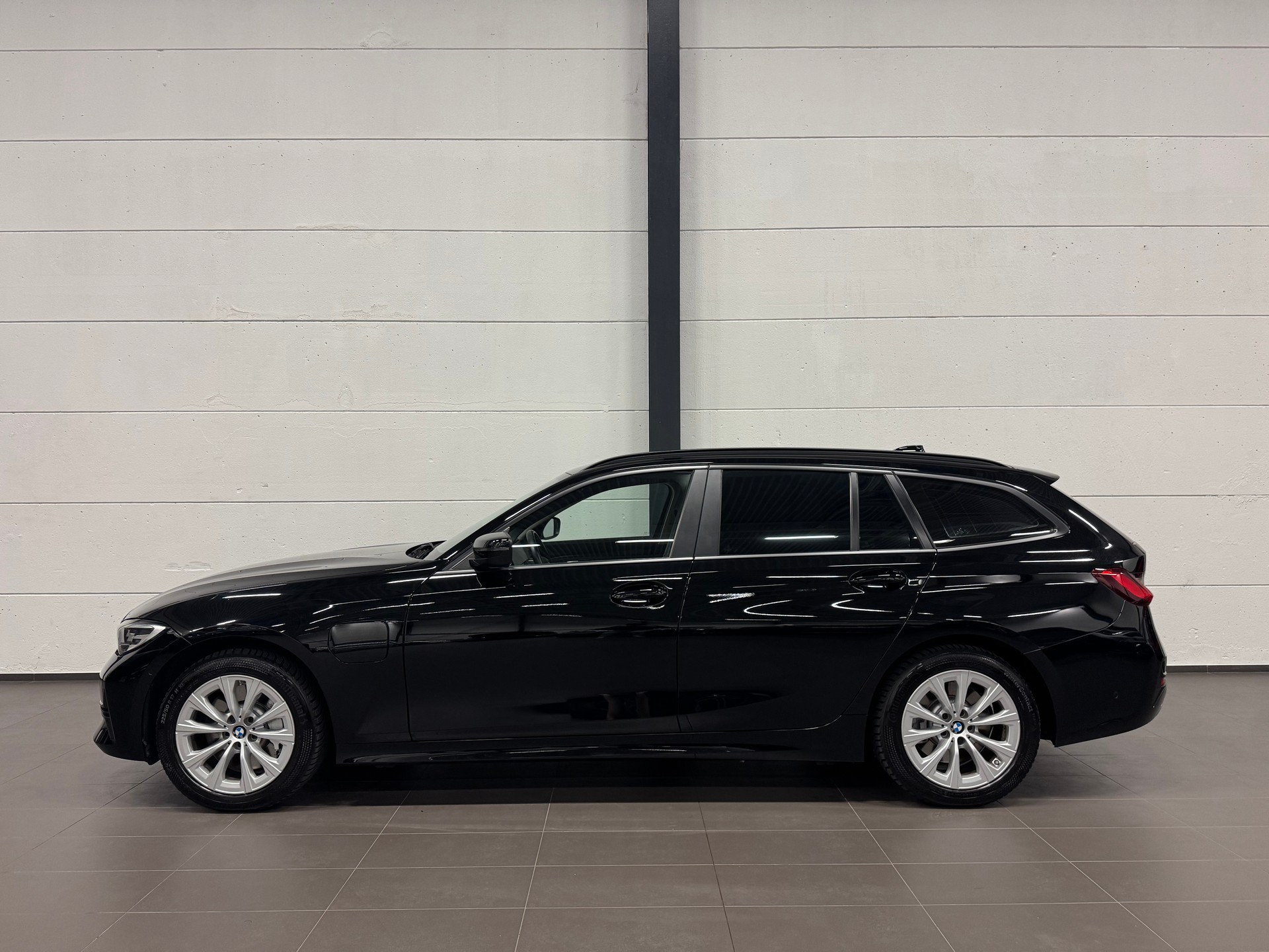 BMW 330e x DriveTouring Steptronic-image-7