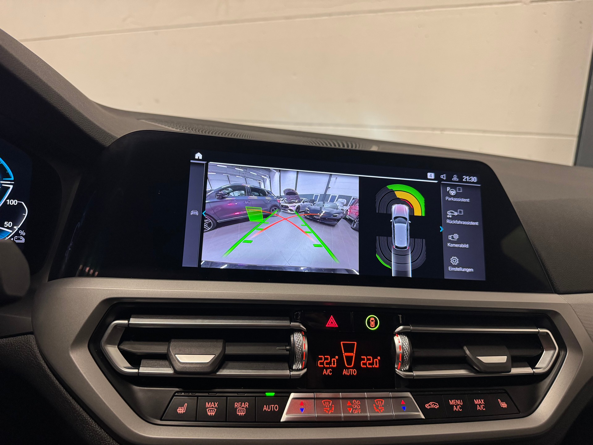 BMW 330e x DriveTouring Steptronic-image-25
