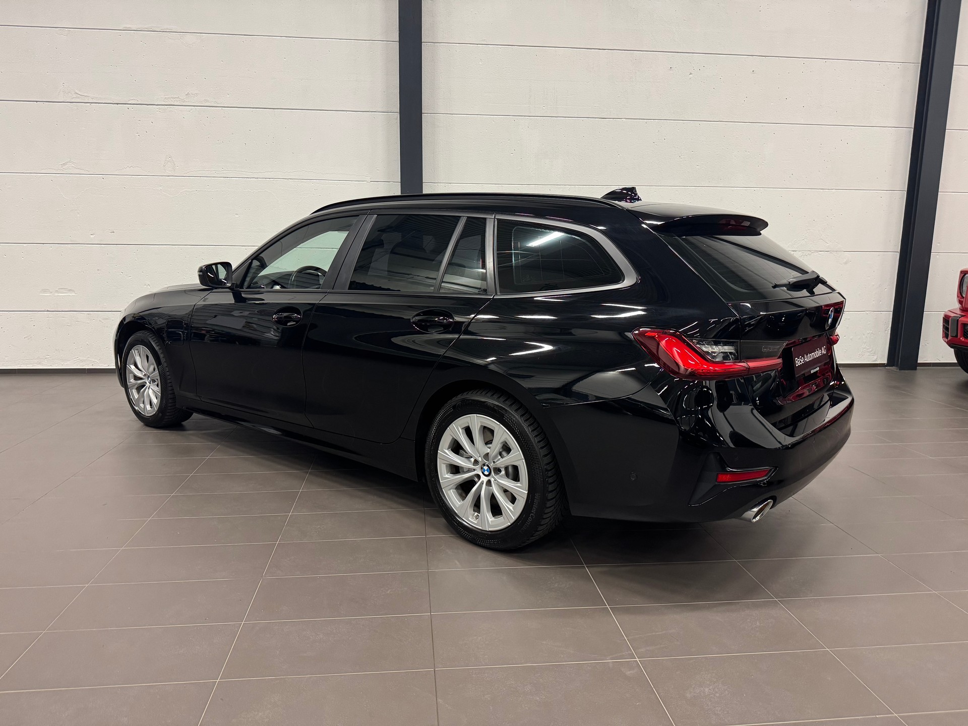 BMW 330e x DriveTouring Steptronic-image-10