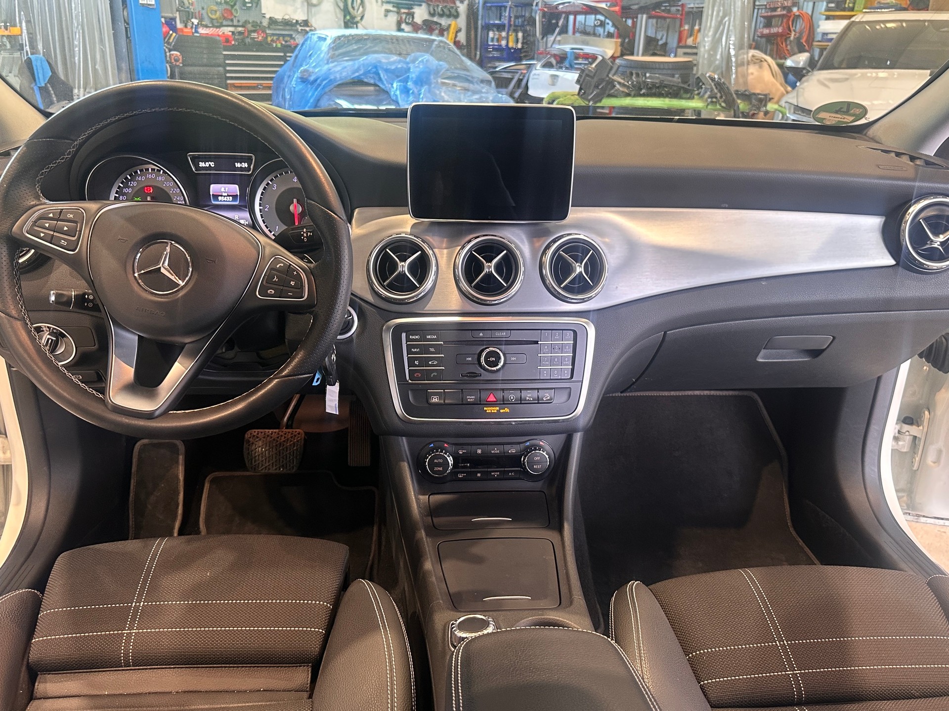 MERCEDES-BENZ GLA 200 CDI Swiss Star Edition Urban 4Matic 7G-DCT ***TOP ZUSTAND*** BEIM KAUF FRISCHE MFK***-image-11