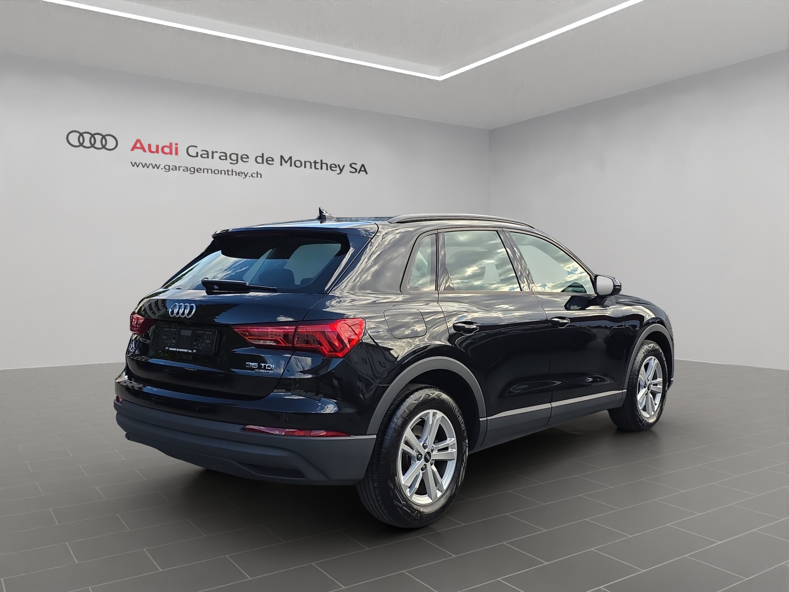 AUDI Q3 35 TDI quattro S-tronic-image-3