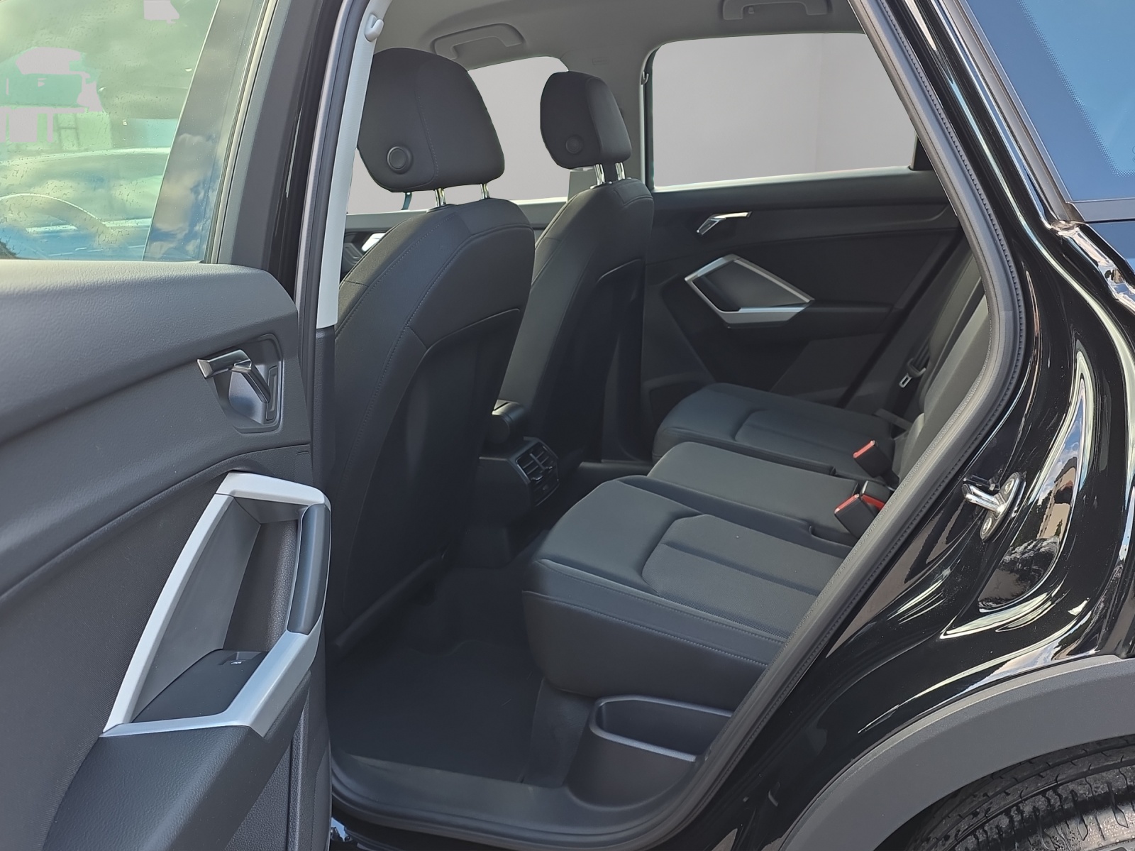 AUDI Q3 35 TDI quattro S-tronic-image-8