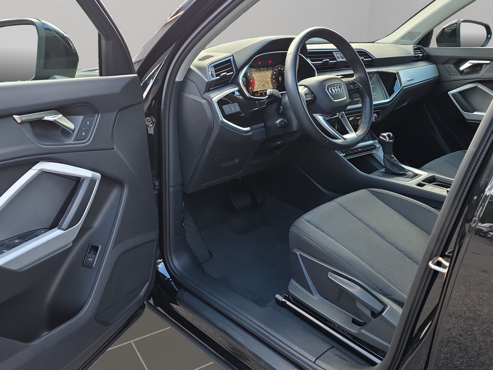 AUDI Q3 35 TDI quattro S-tronic-image-6