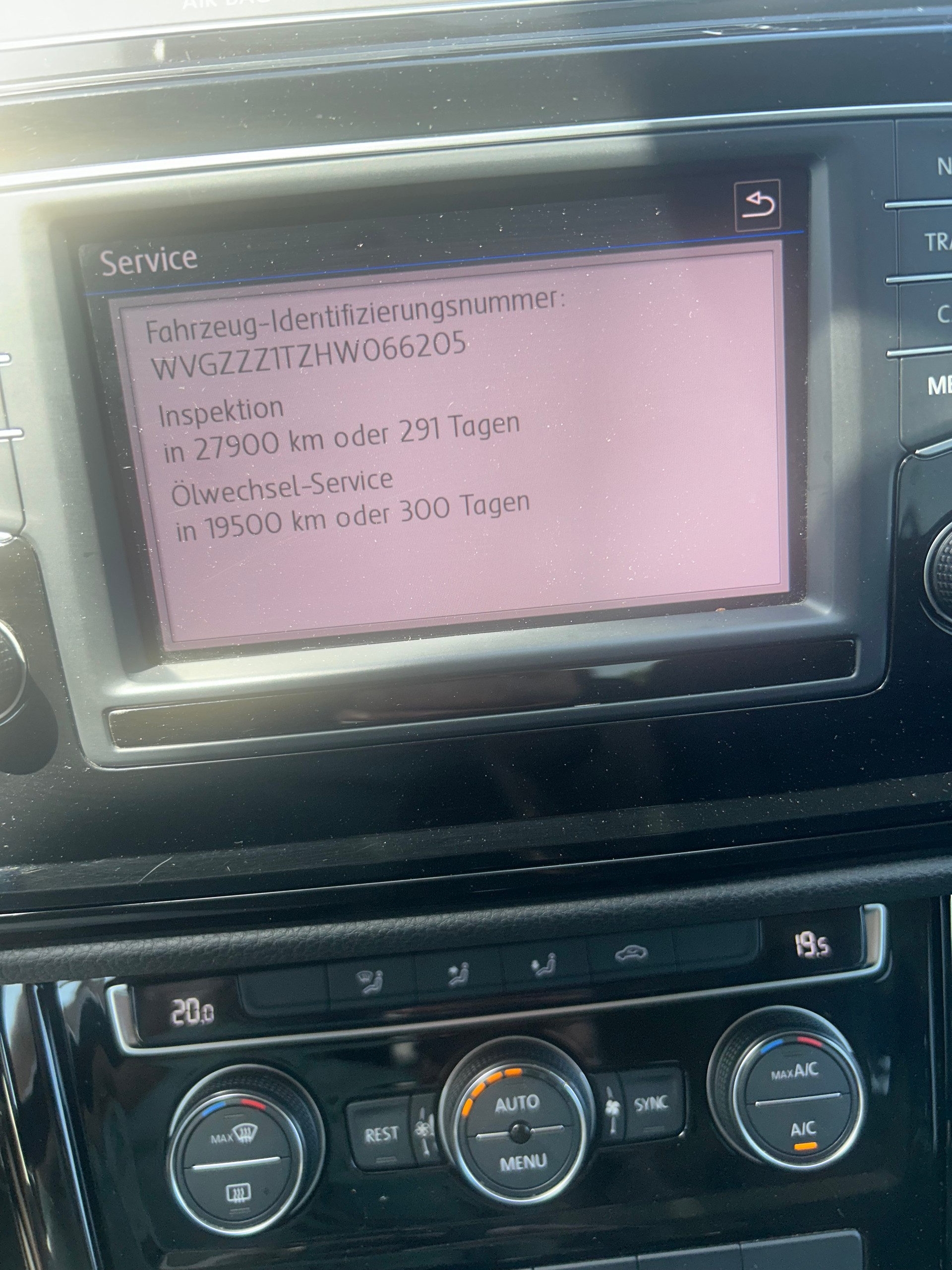 VW Touran 2.0 TDI BlueMotion Technology Sport DSG-image-2