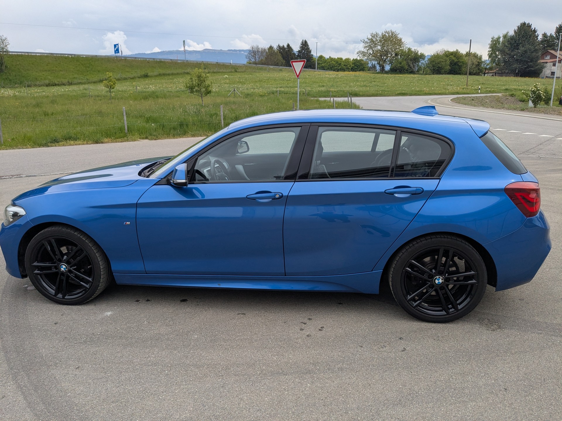 BMW 118i-image-1