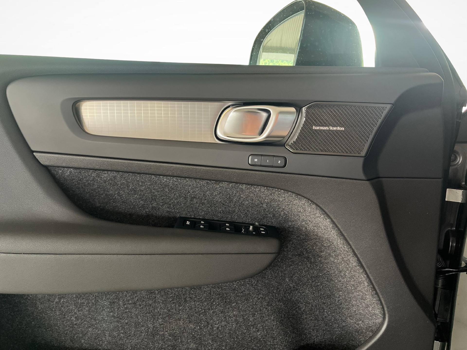 VOLVO XC40 2.0 B3 MH Plus Dark-image-14