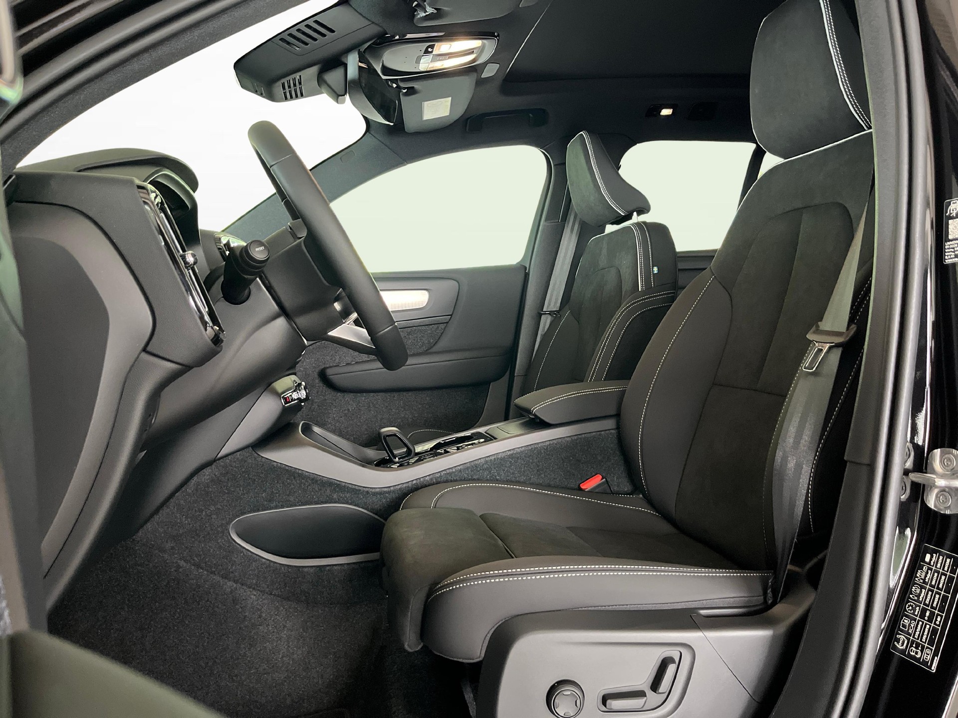 VOLVO XC40 2.0 B3 MH Plus Dark-image-5