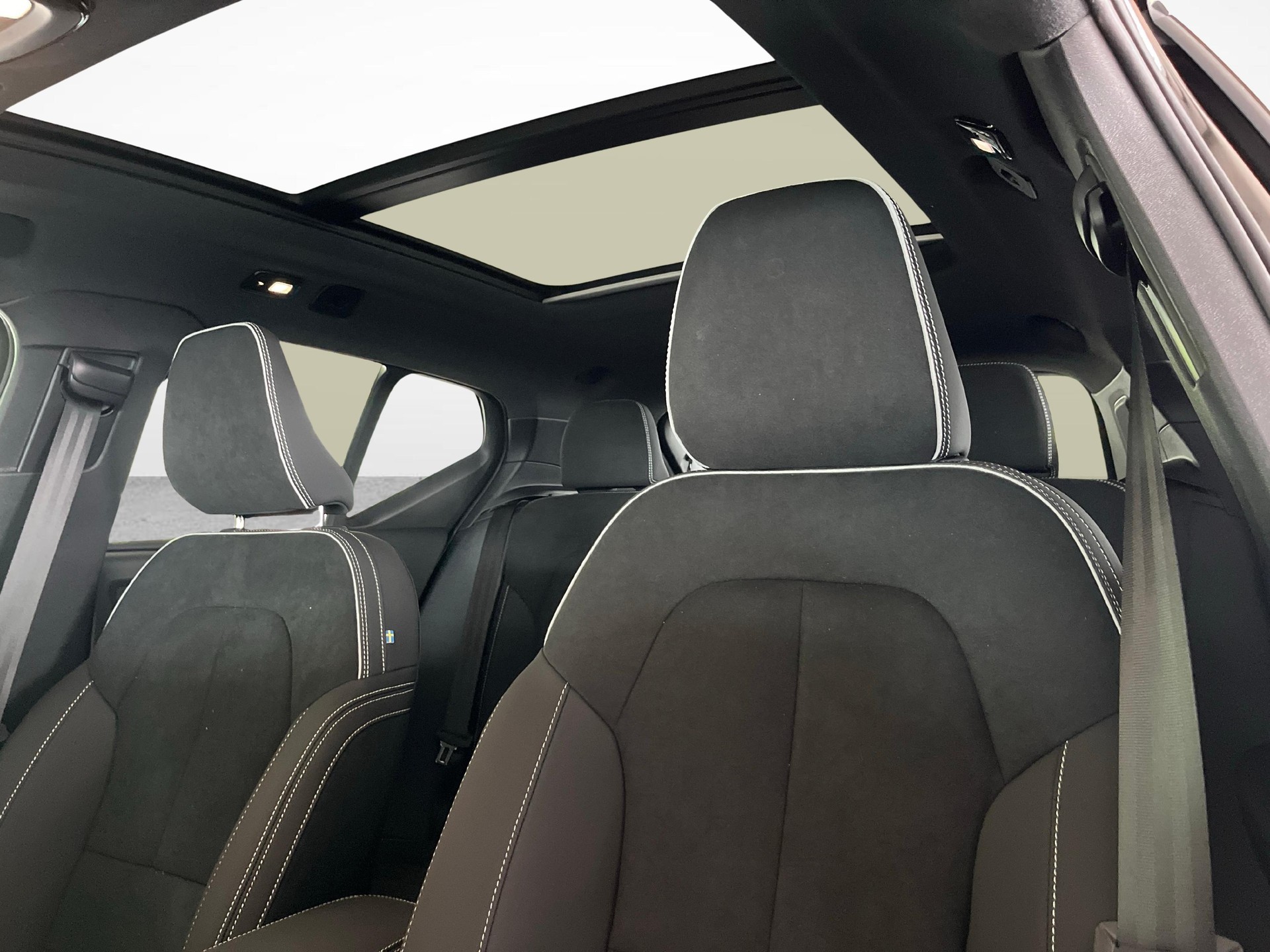 VOLVO XC40 2.0 B3 MH Plus Dark-image-7