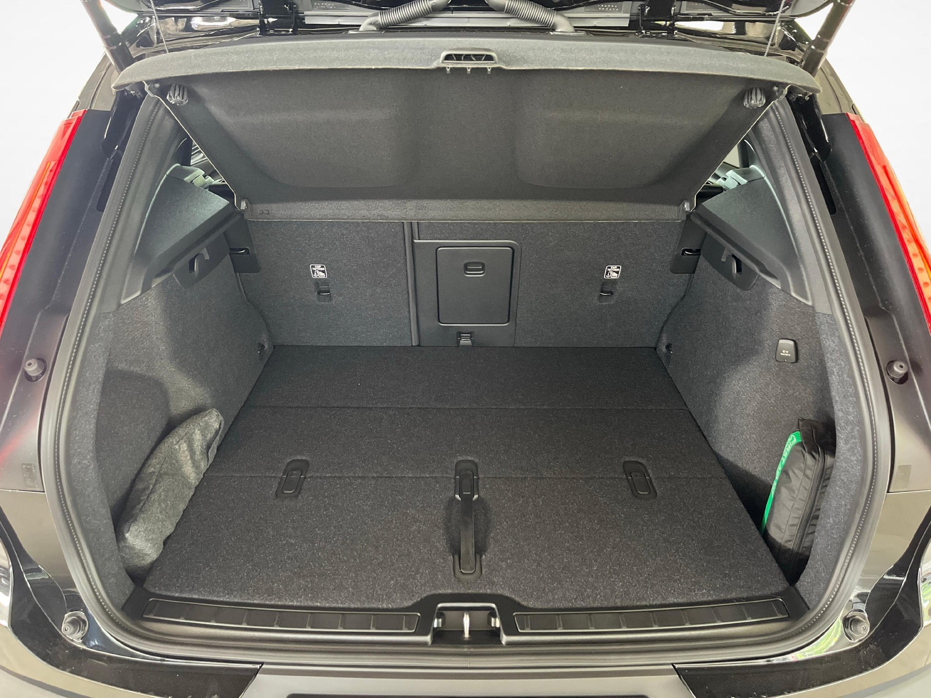 VOLVO XC40 2.0 B3 MH Plus Dark-image-15