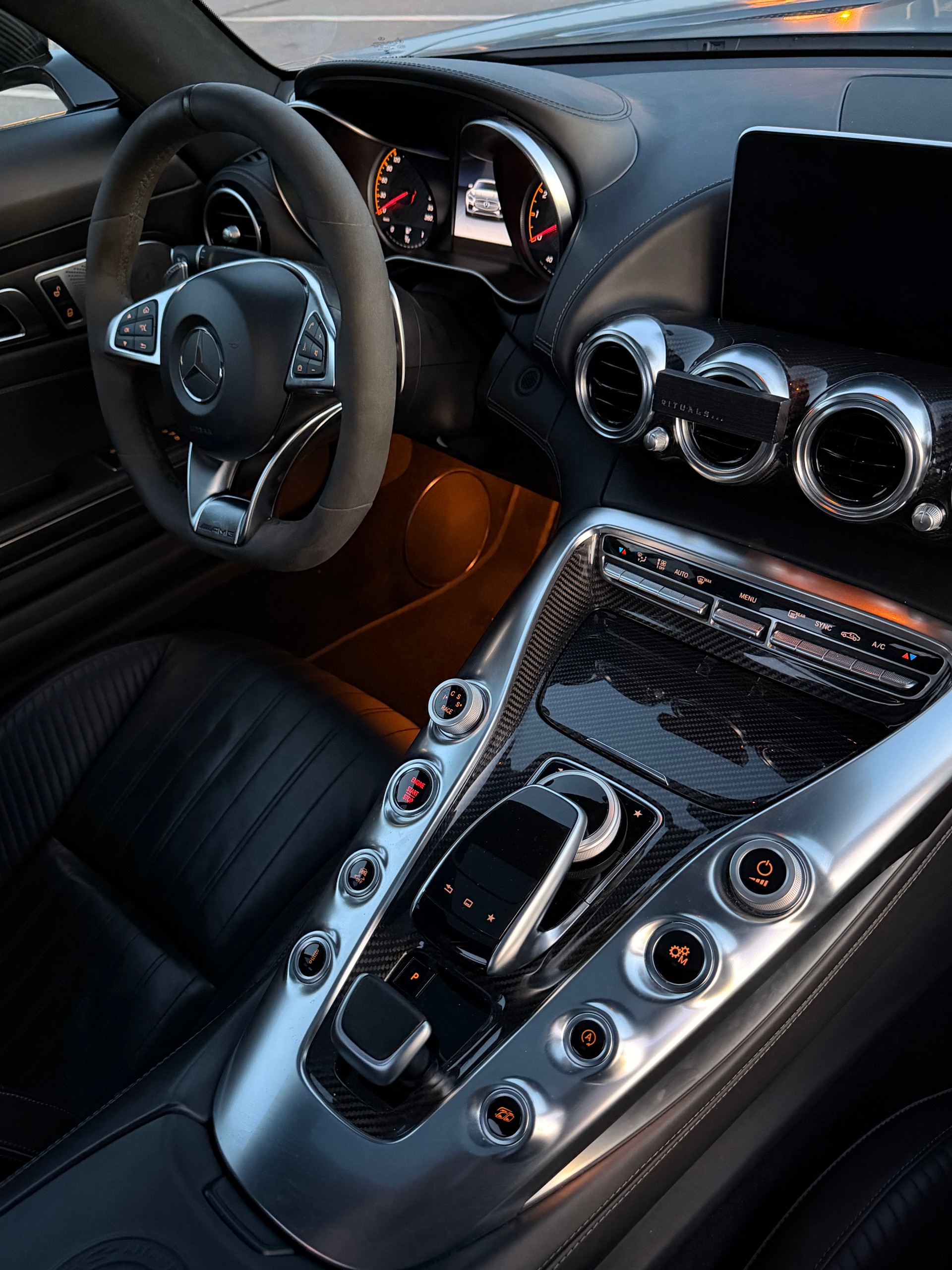 MERCEDES-BENZ AMG GTS Designo Magno – 1. Hand / Schweizer Fahrzeug / Umfangreiche Ausstattung / Carbon-Ceramic-image-7