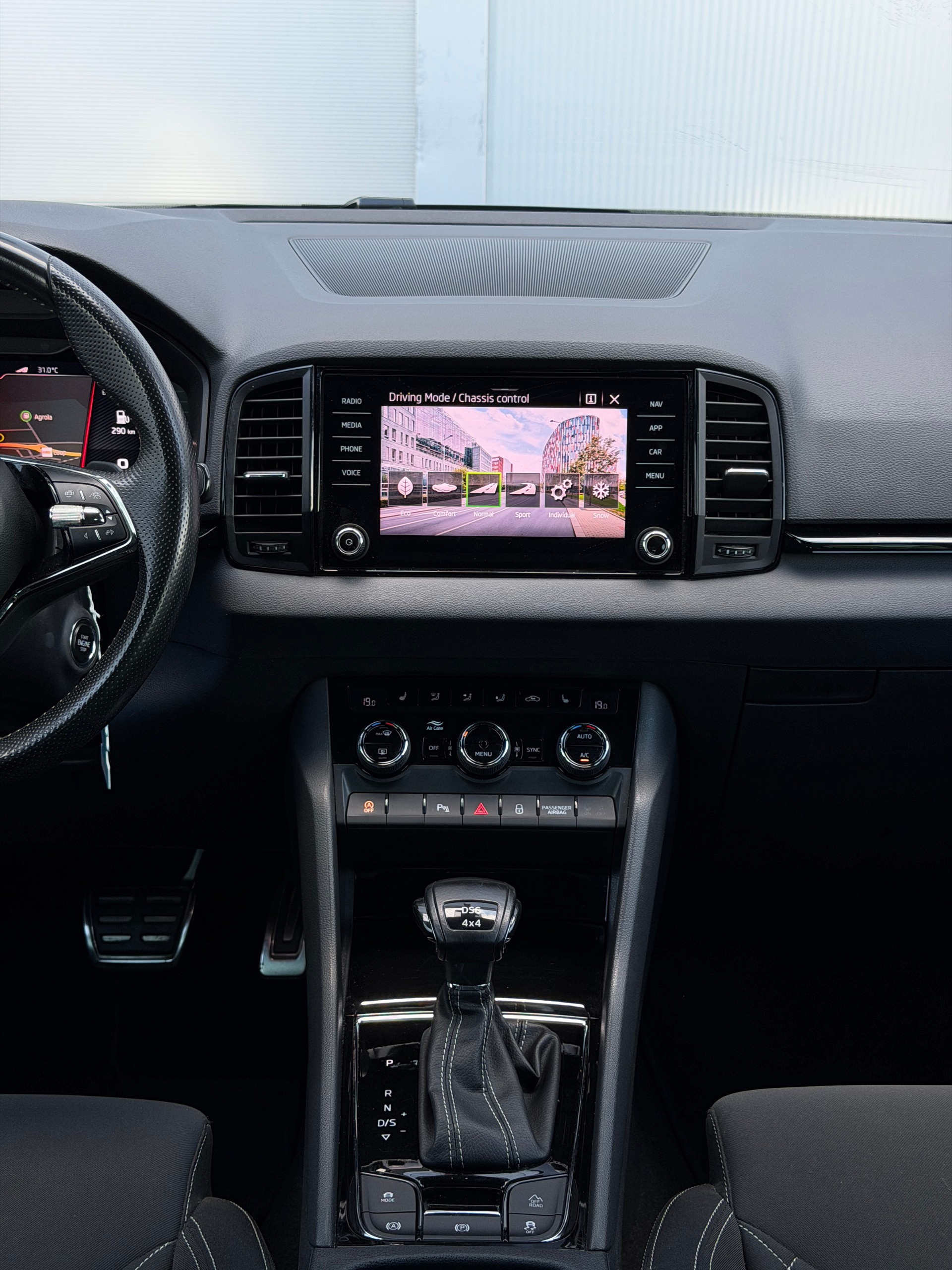 SKODA Karoq 2.0 TDI CR SportLine 4x4 DSG-image-9