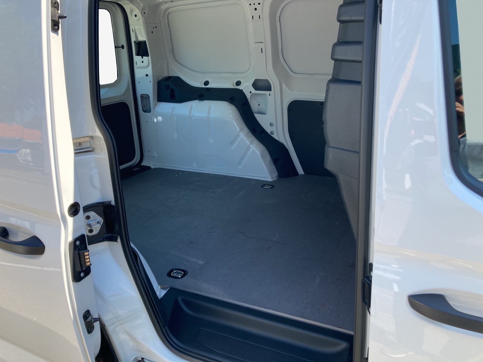 VW Caddy Cargo 2.0TDI 4Motion-image-11