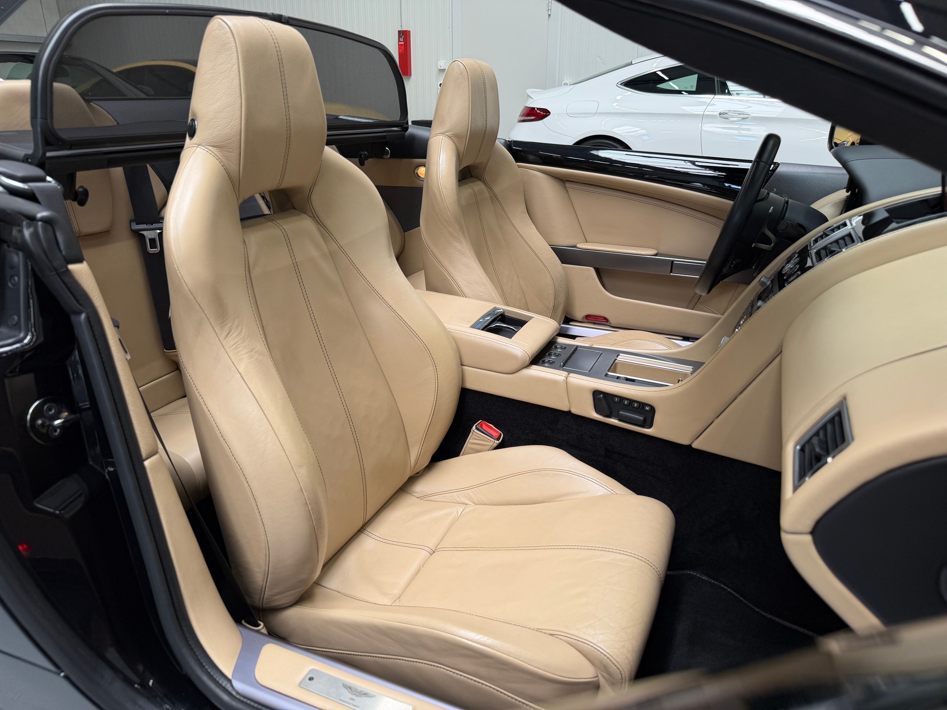 ASTON MARTIN DB9 Volante Touchtronic 2-image-25