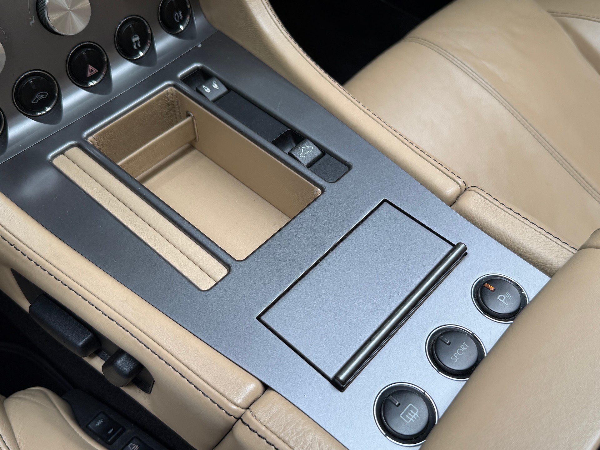 ASTON MARTIN DB9 Volante Touchtronic 2-image-21