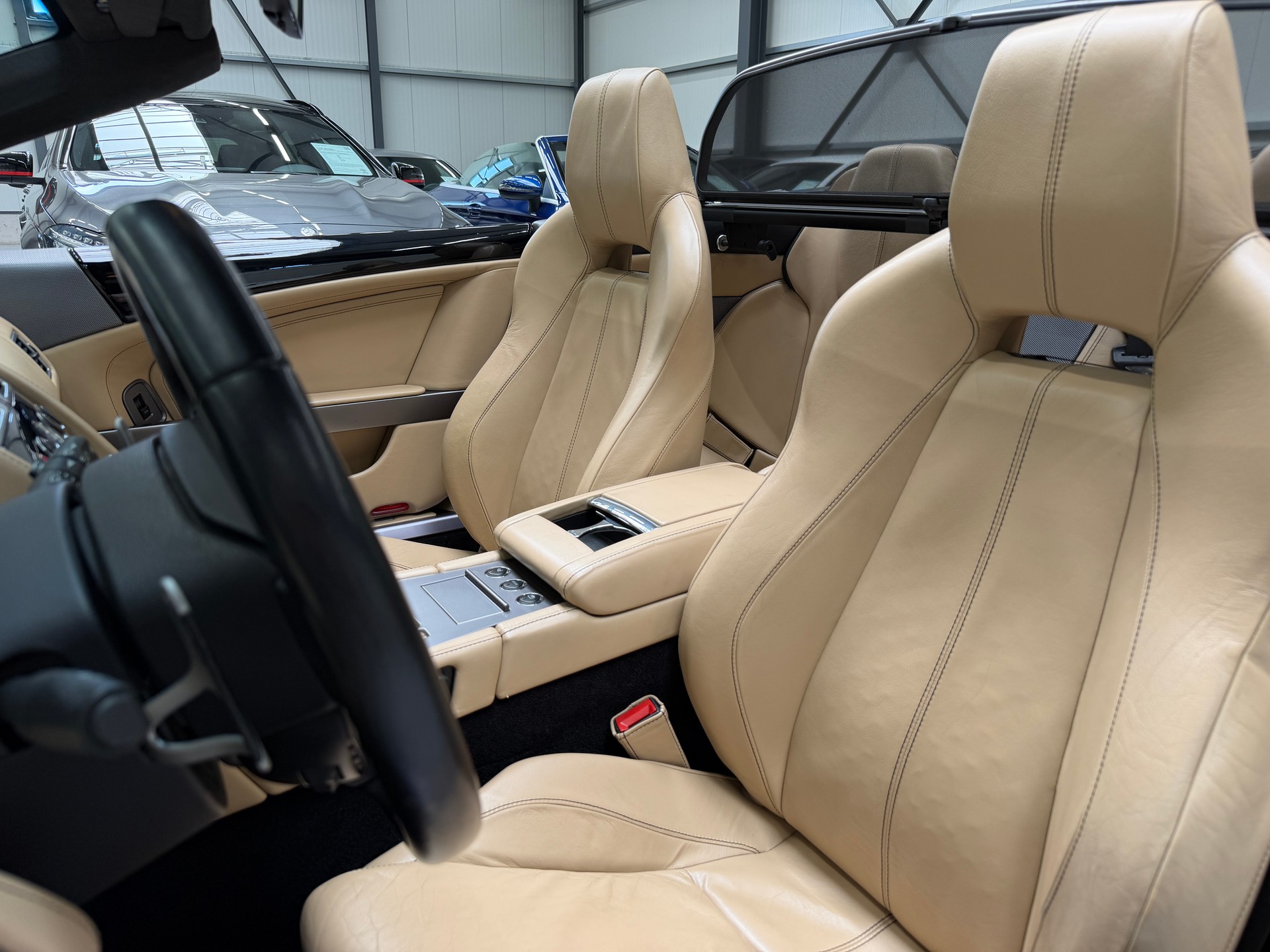ASTON MARTIN DB9 Volante Touchtronic 2-image-23