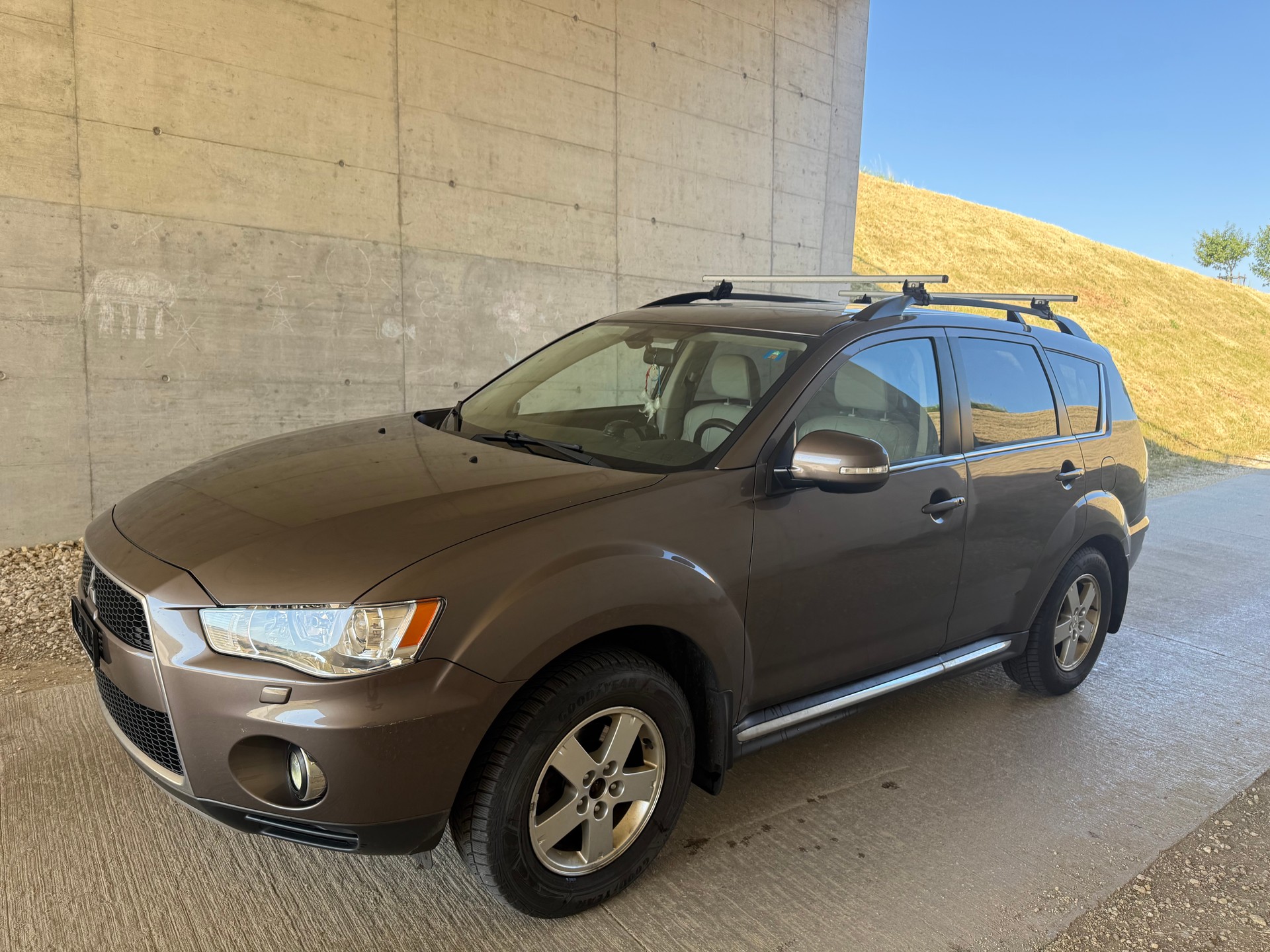 MITSUBISHI Outlander 2.2 DID Navigator 4WD TC-SST-image-1