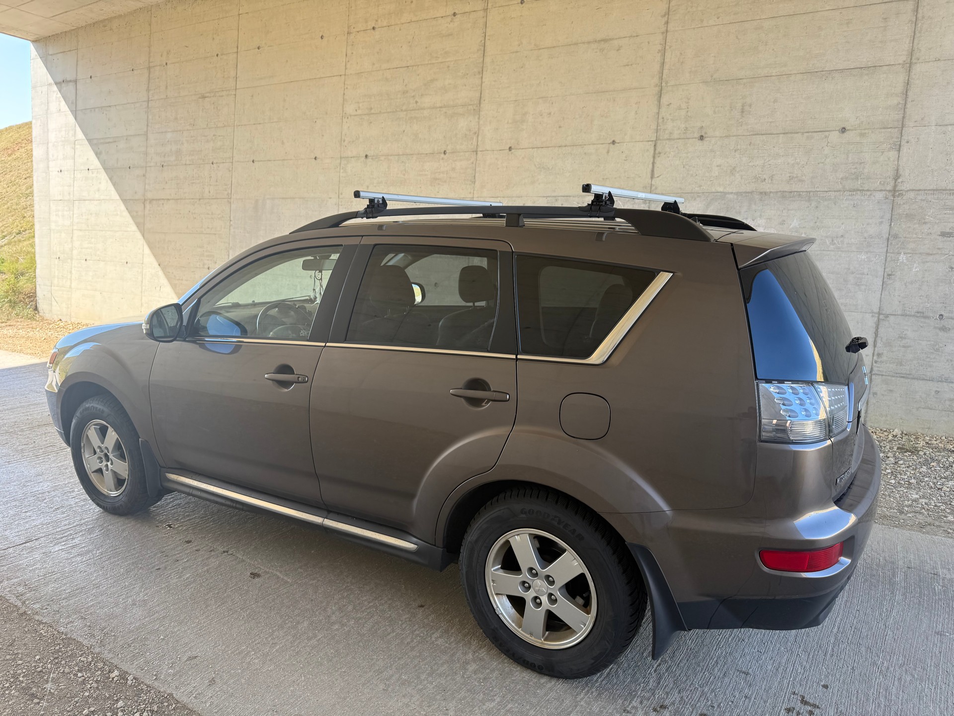 MITSUBISHI Outlander 2.2 DID Navigator 4WD TC-SST-image-2