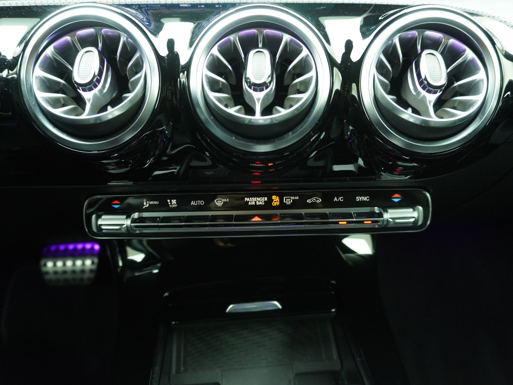 MERCEDES-BENZ A-Klasse A 200 AMG Line-image-12