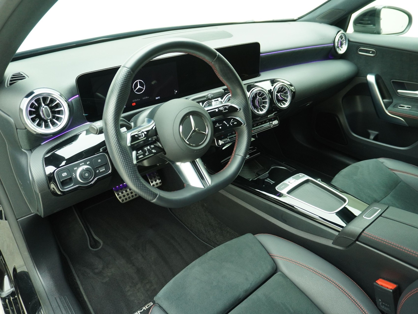 MERCEDES-BENZ A-Klasse A 200 AMG Line-image-8