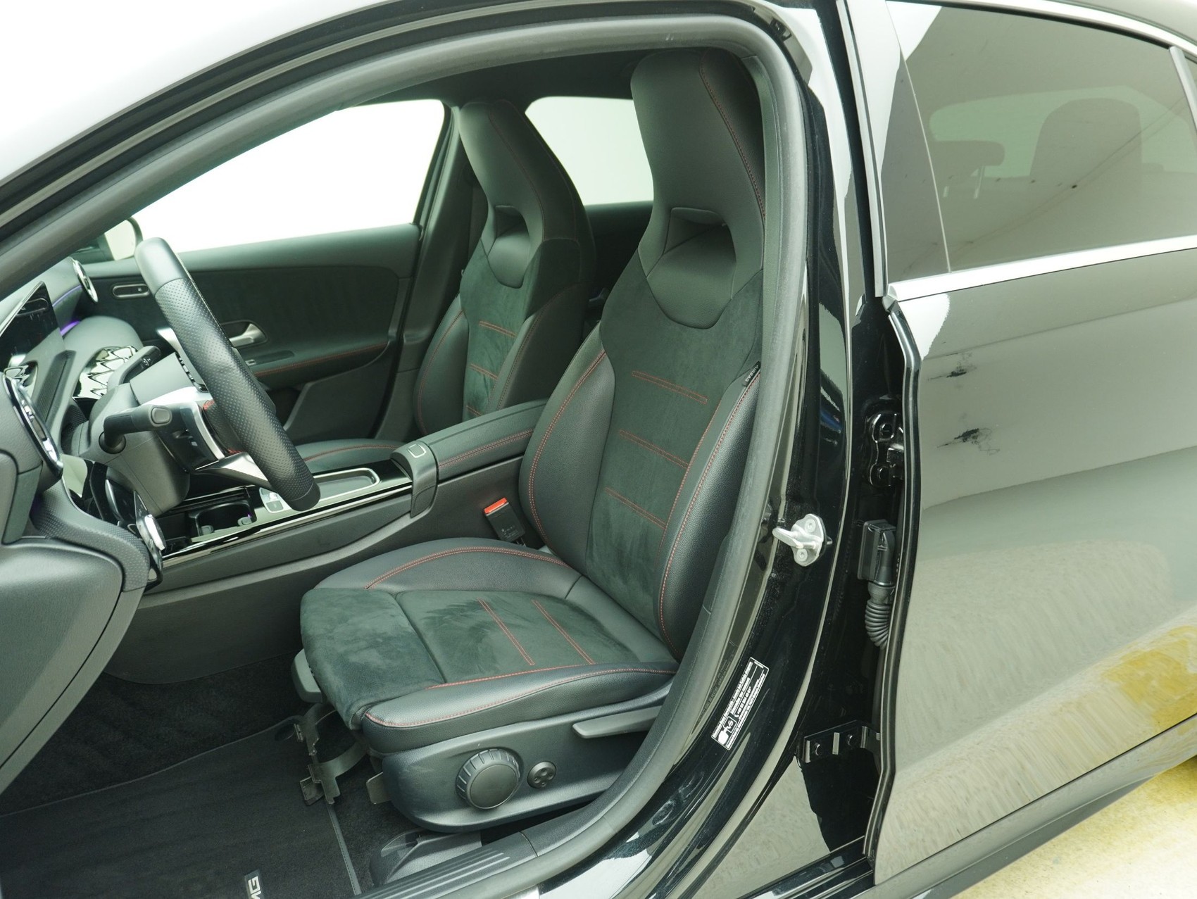 MERCEDES-BENZ A-Klasse A 200 AMG Line-image-7