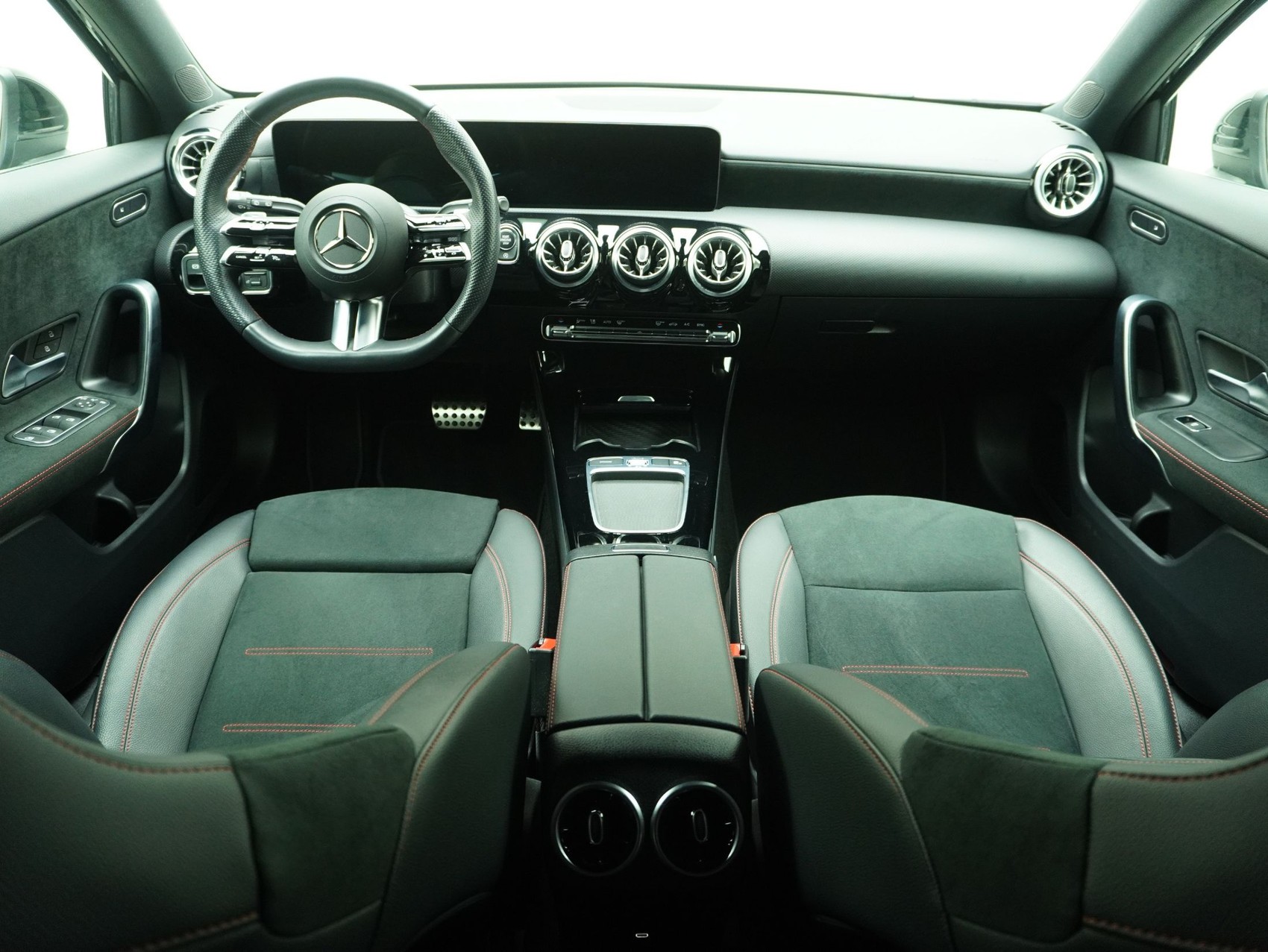 MERCEDES-BENZ A-Klasse A 200 AMG Line-image-11