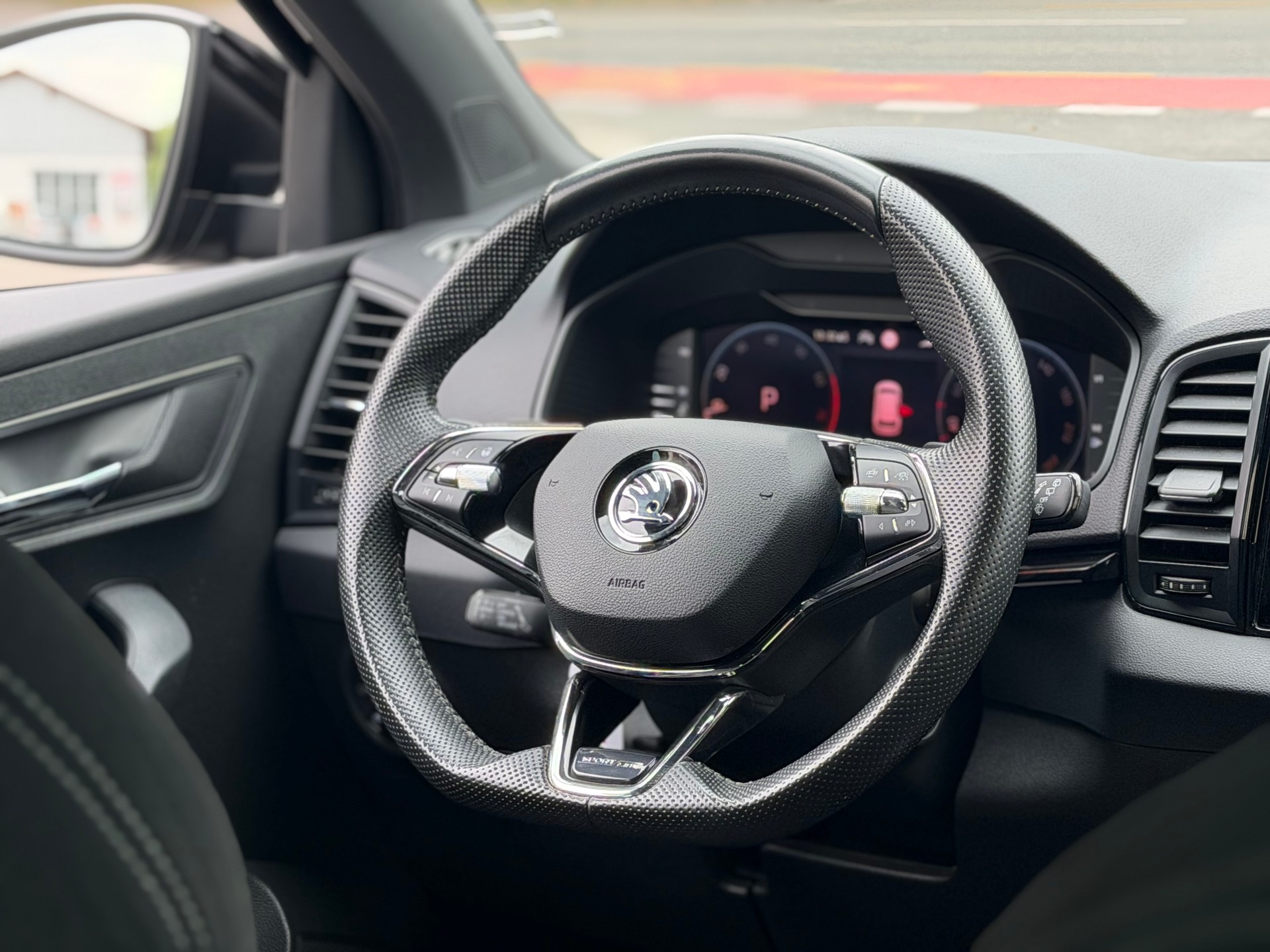 SKODA Karoq 1.5 TSI SportLine DSG-image-10