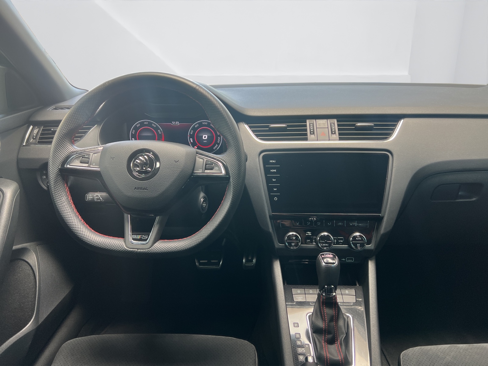 SKODA Octavia Combi 2.0 TSI RS DSG-image-9