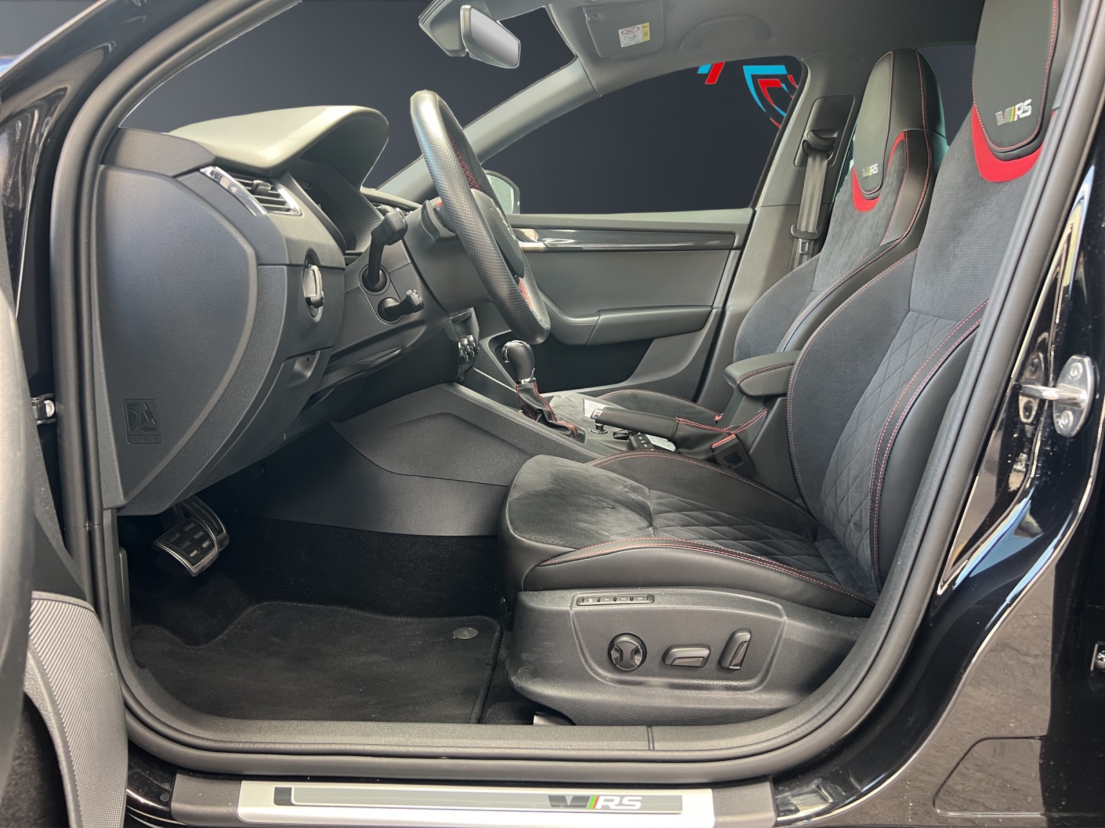 SKODA Octavia Combi 2.0 TSI RS DSG-image-8