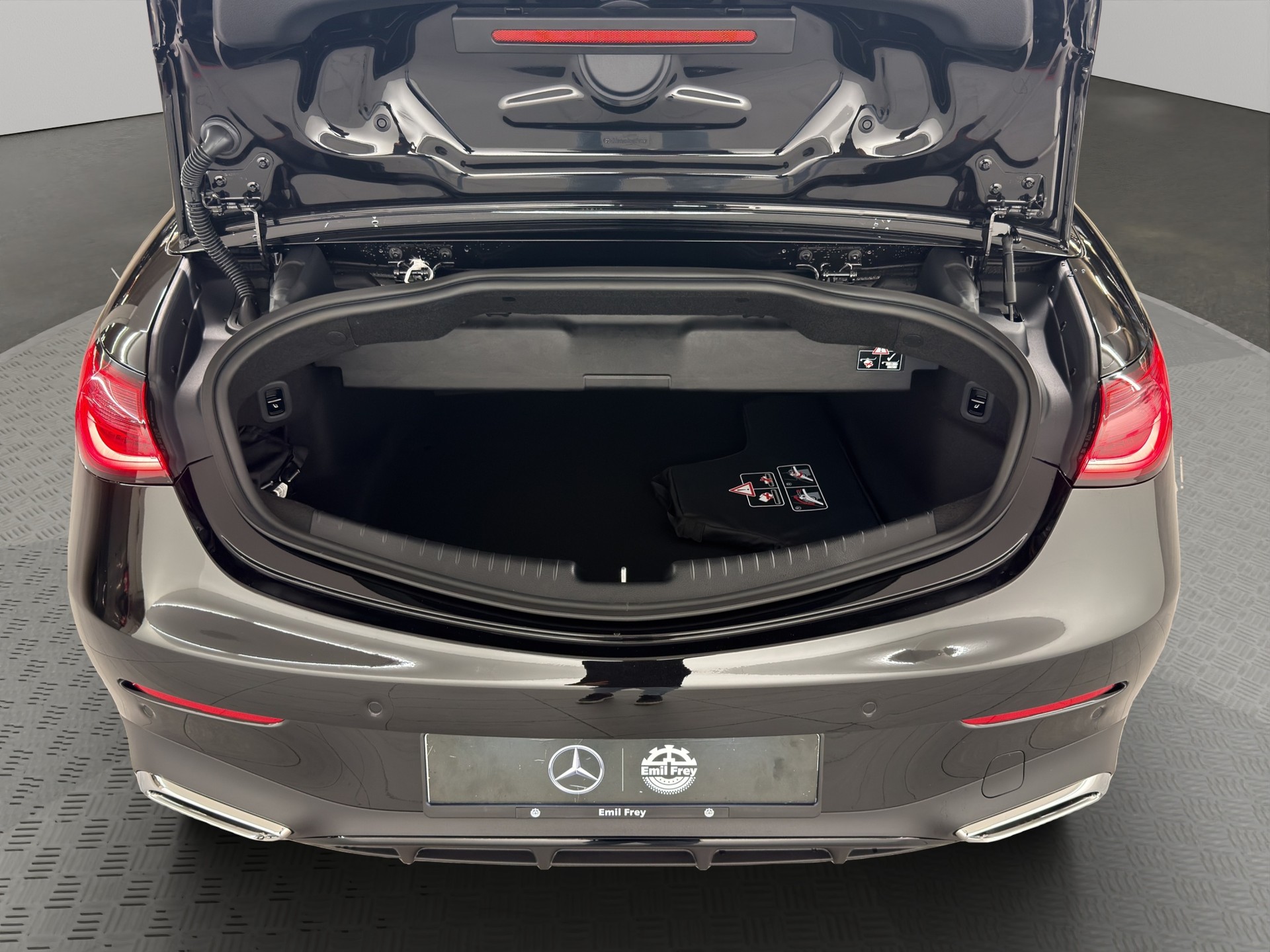 MERCEDES-BENZ CLE 200 AMG Line 4matic Cabriolet-image-9