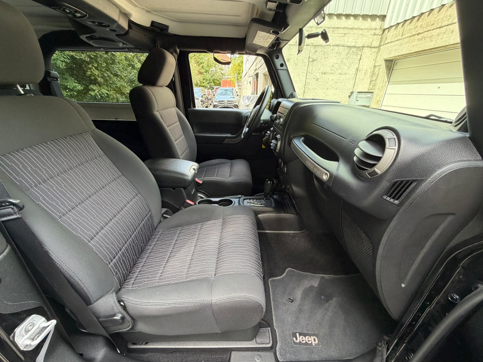 JEEP Wrangler 3.6 Sport Automatic-image-22