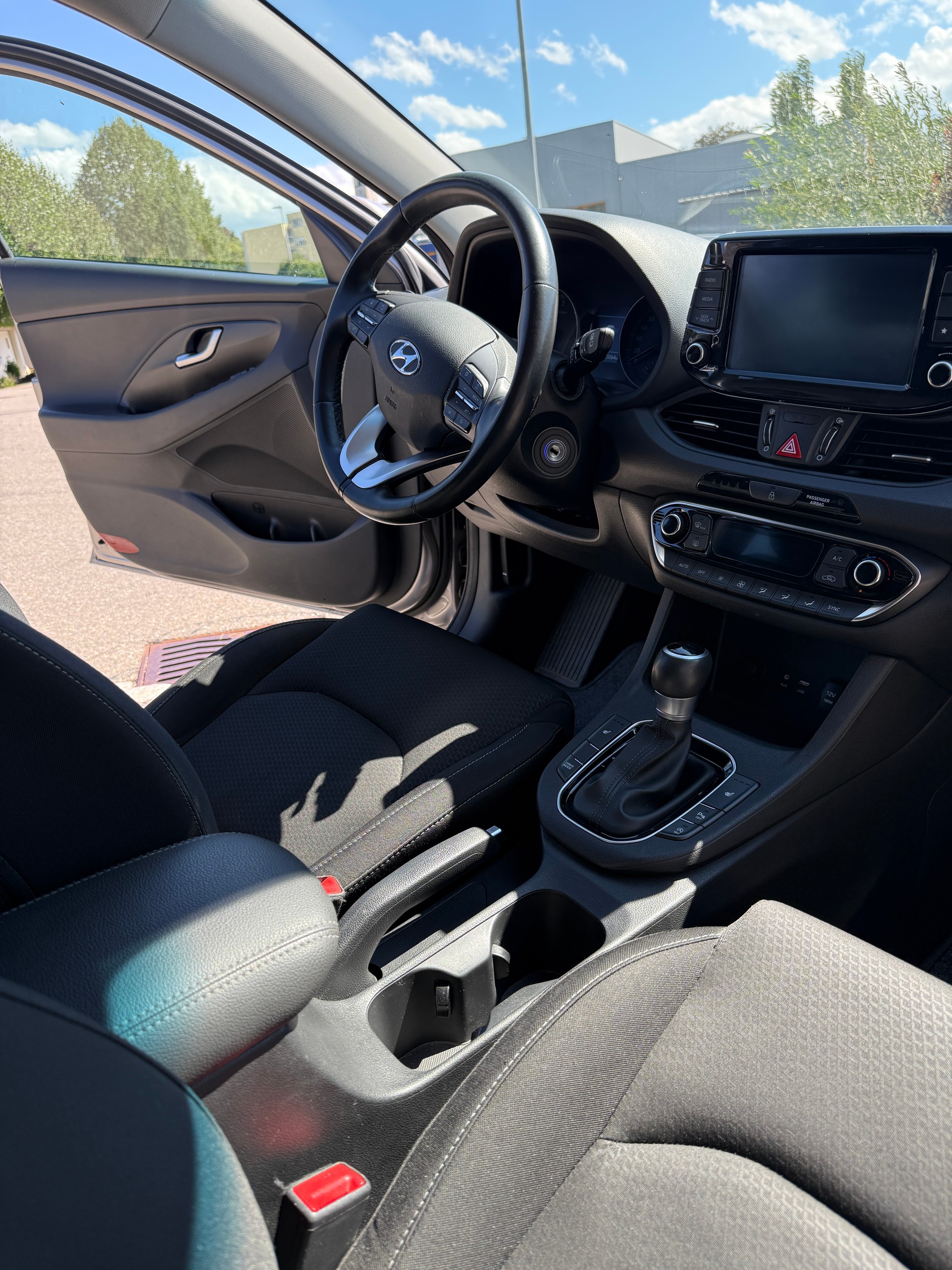 HYUNDAI i30 1.6 CRDi Amplia DCT-image-11