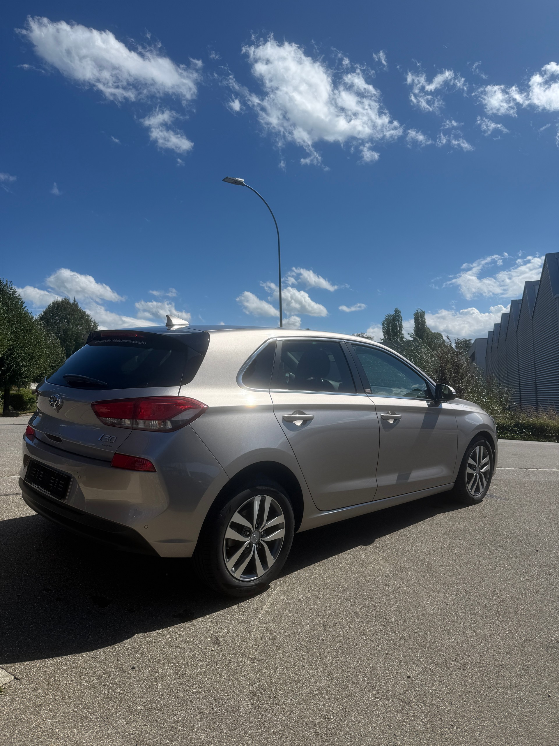 HYUNDAI i30 1.6 CRDi Amplia DCT-image-4