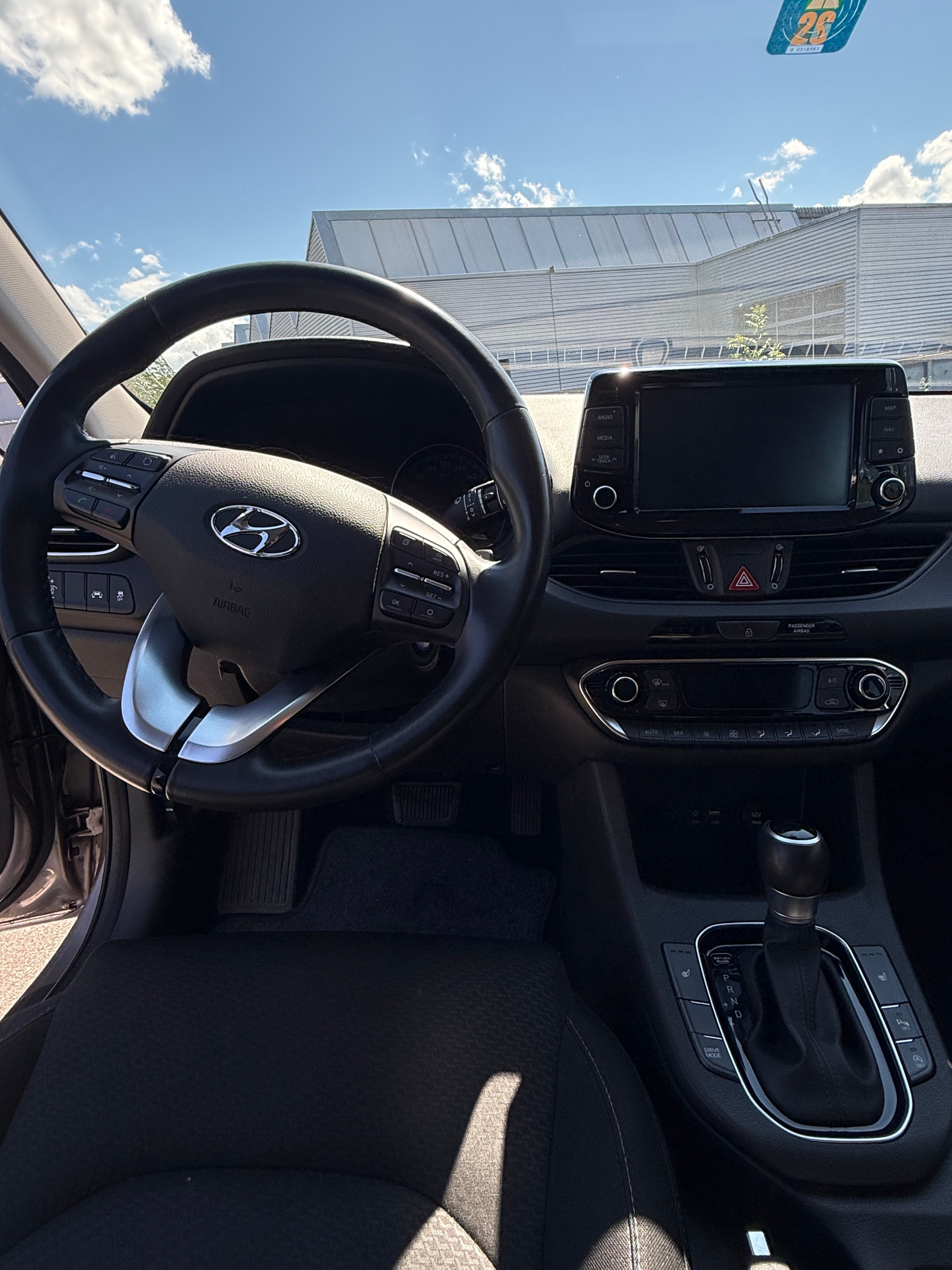 HYUNDAI i30 1.6 CRDi Amplia DCT-image-9
