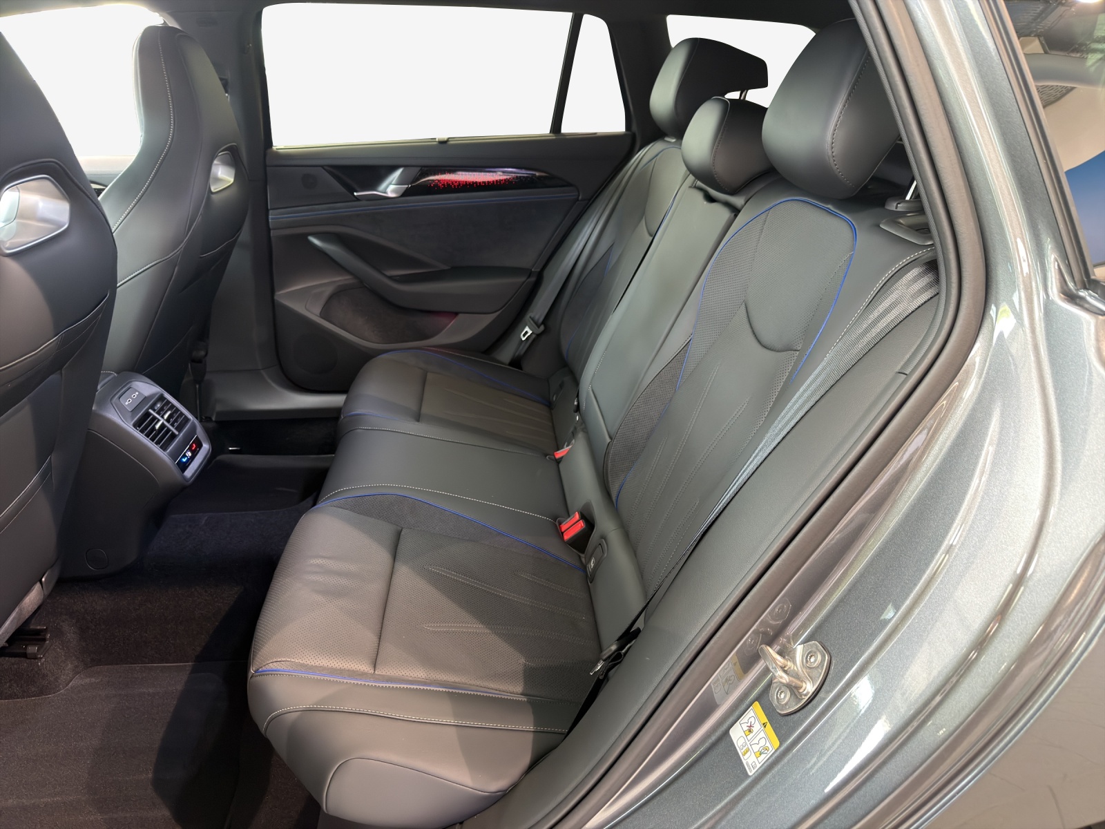 VW Passat Variant R-Line 2.0TDI 193PS 4M-image-11