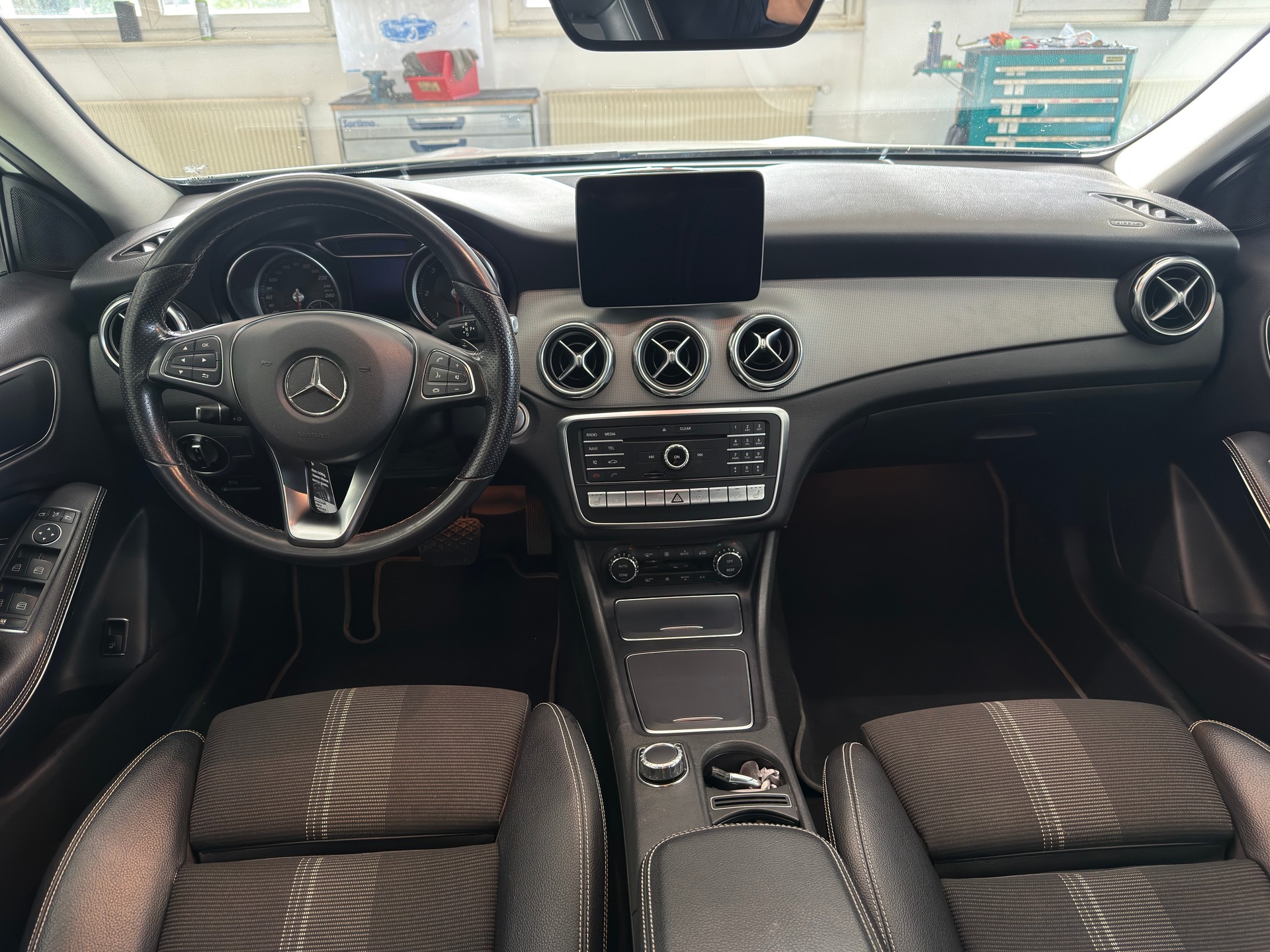 MERCEDES-BENZ GLA 220 d Urban 4Matic 7G-DCT-image-7