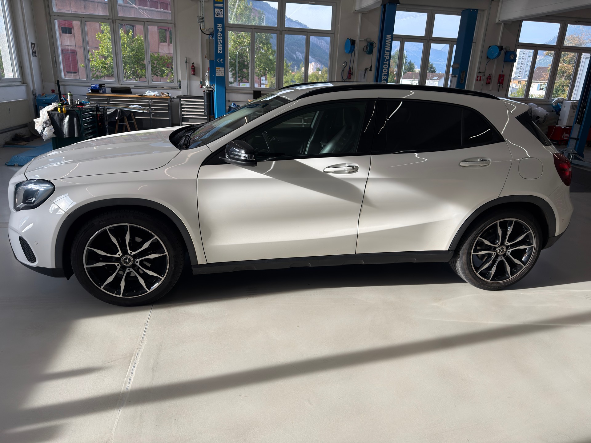 MERCEDES-BENZ GLA 220 d Urban 4Matic 7G-DCT-image-4