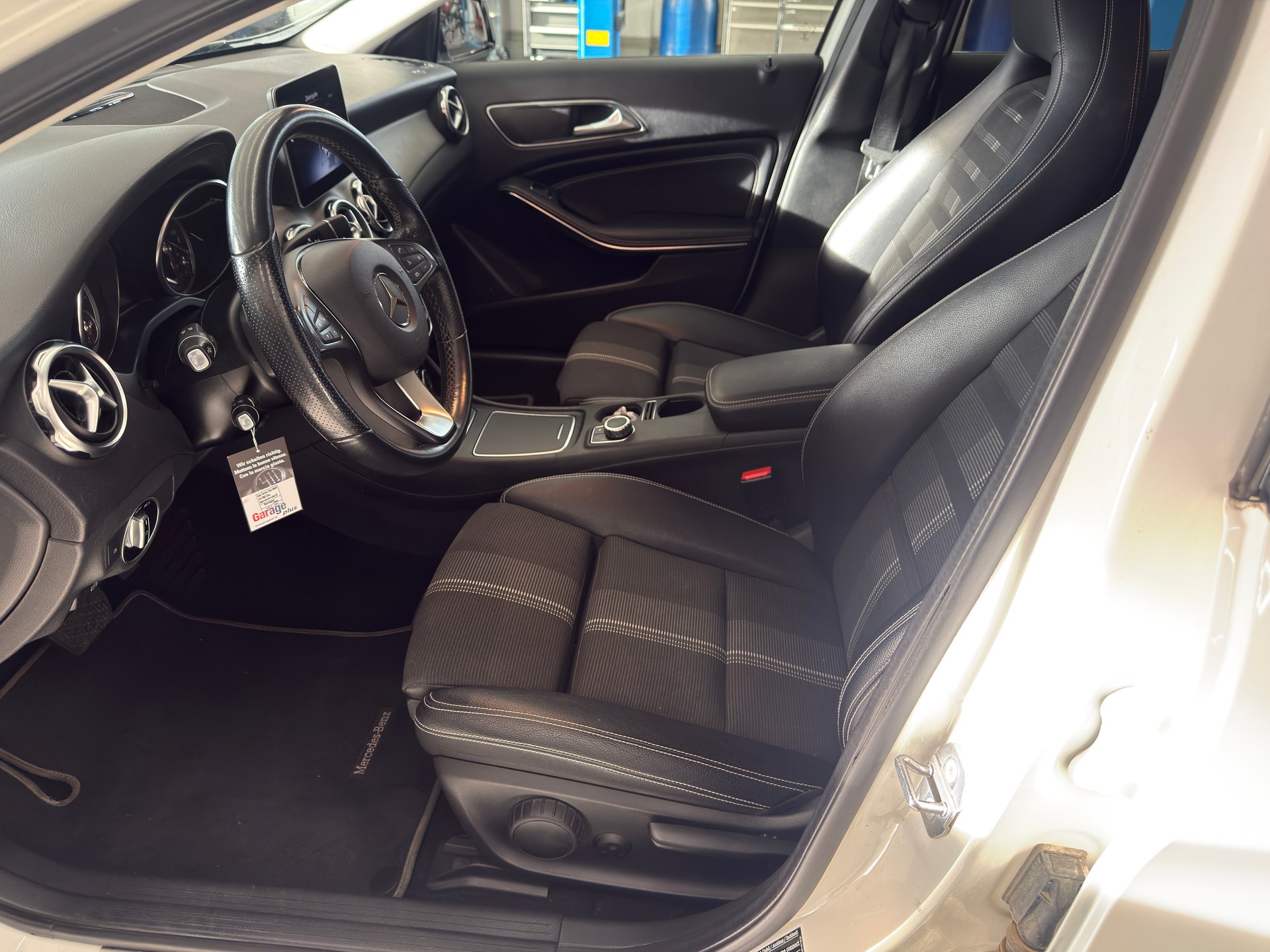 MERCEDES-BENZ GLA 220 d Urban 4Matic 7G-DCT-image-8