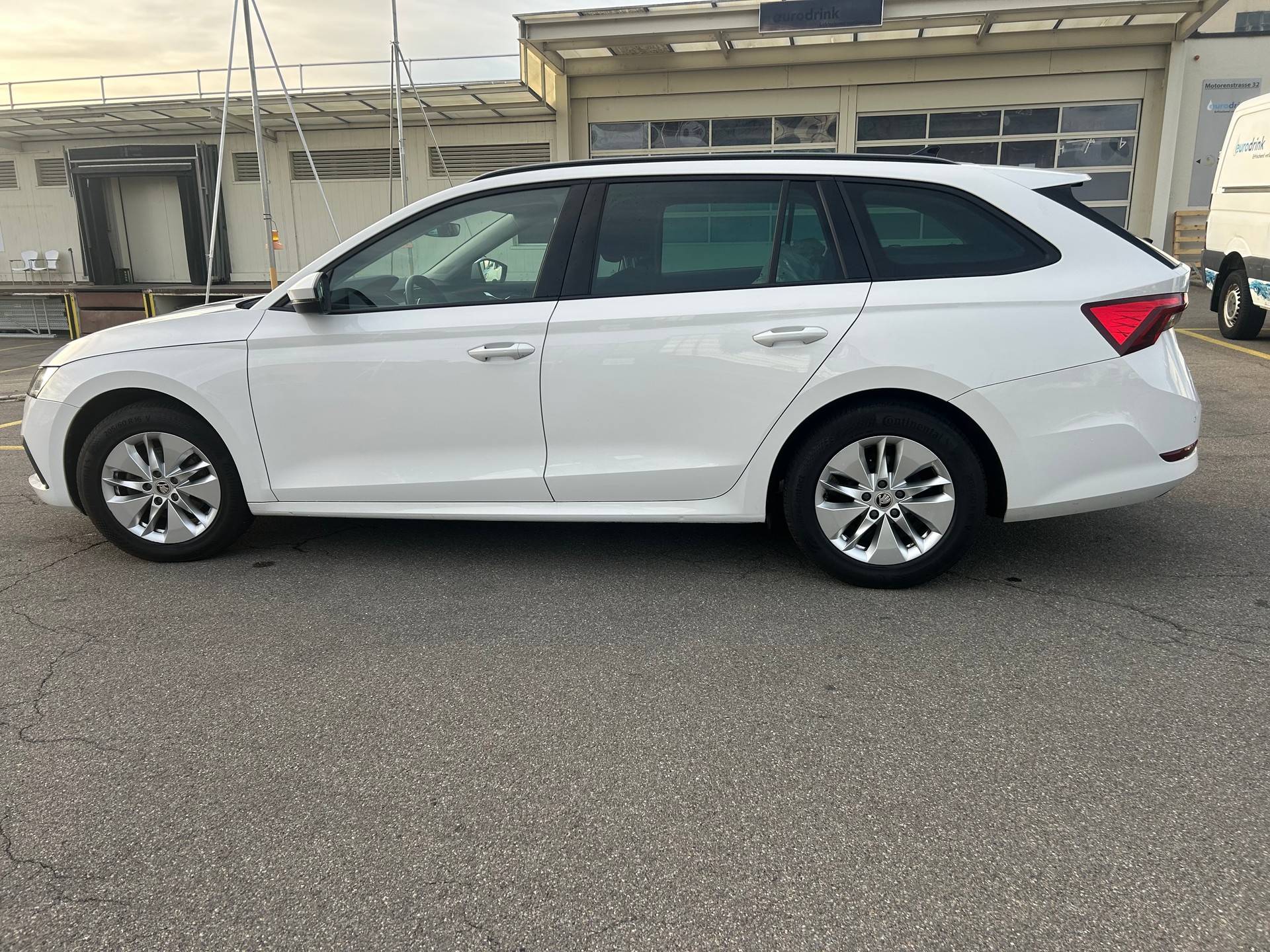 SKODA Octavia Combi 2.0 TDI DSG Style-image-5