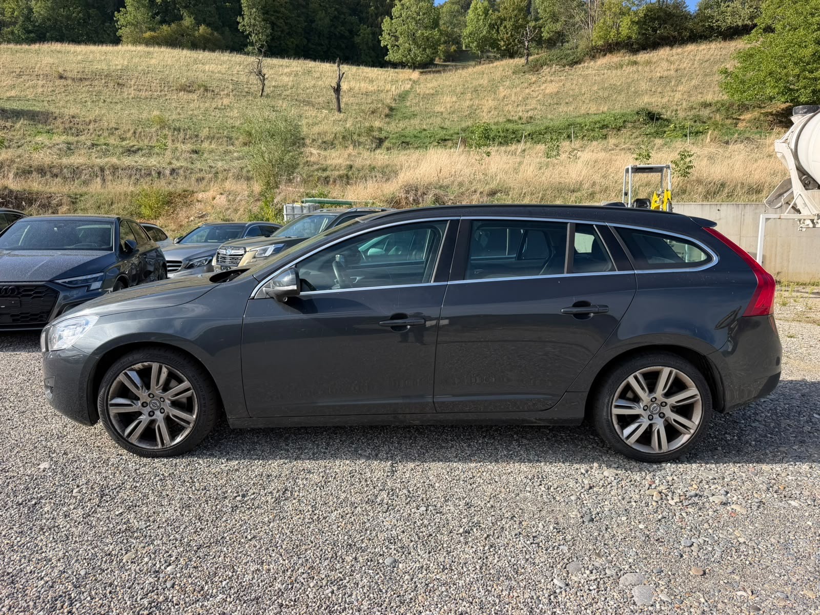 VOLVO V60 D5 AWD Momentum Geartronic-image-1