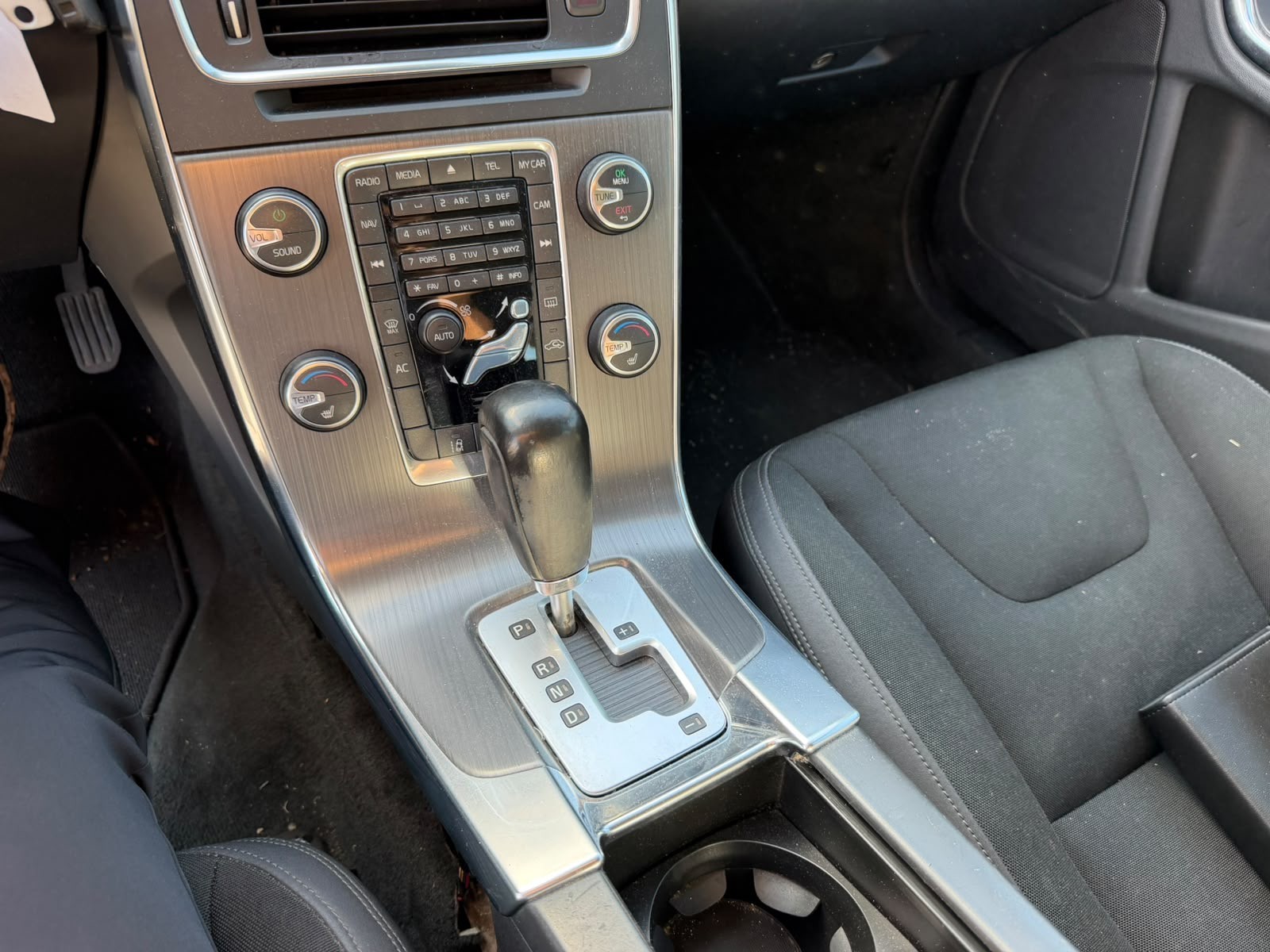 VOLVO V60 D5 AWD Momentum Geartronic-image-12