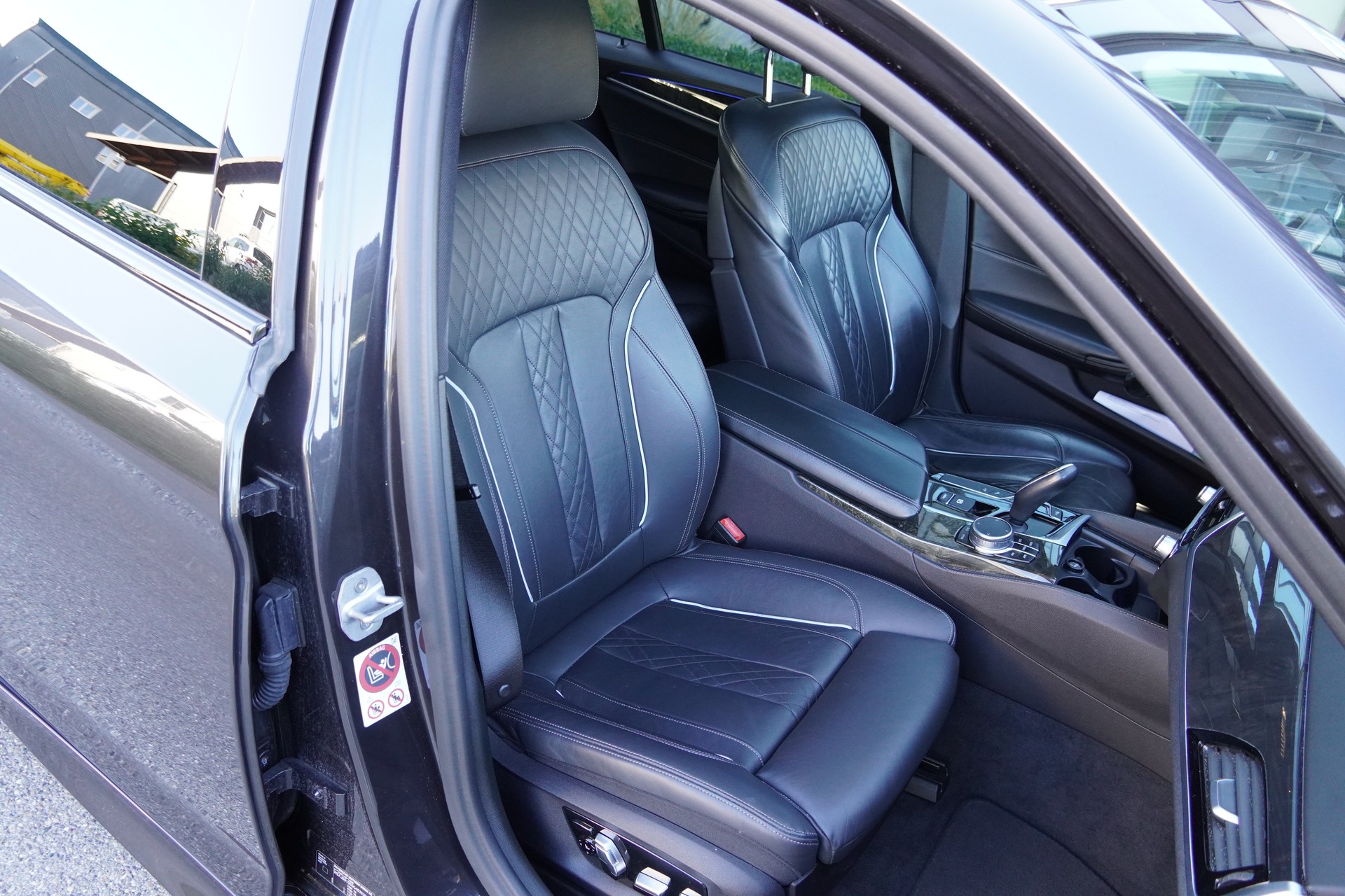 BMW M550i xDrive Steptronic-image-7