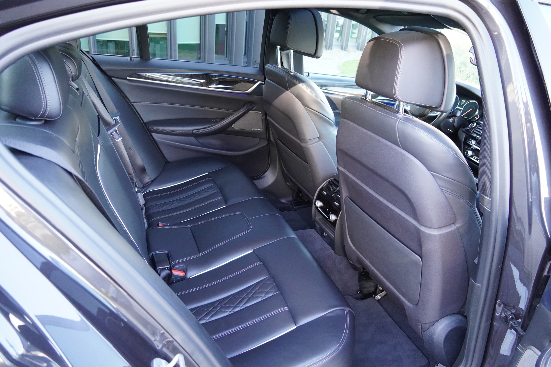 BMW M550i xDrive Steptronic-image-8