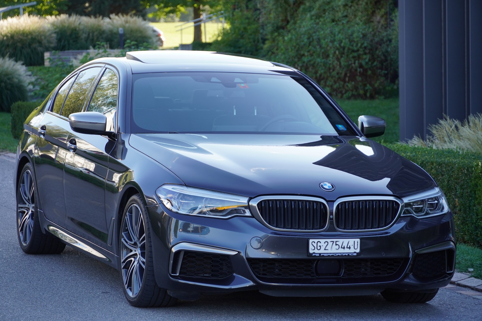 BMW M550i xDrive Steptronic-image-2