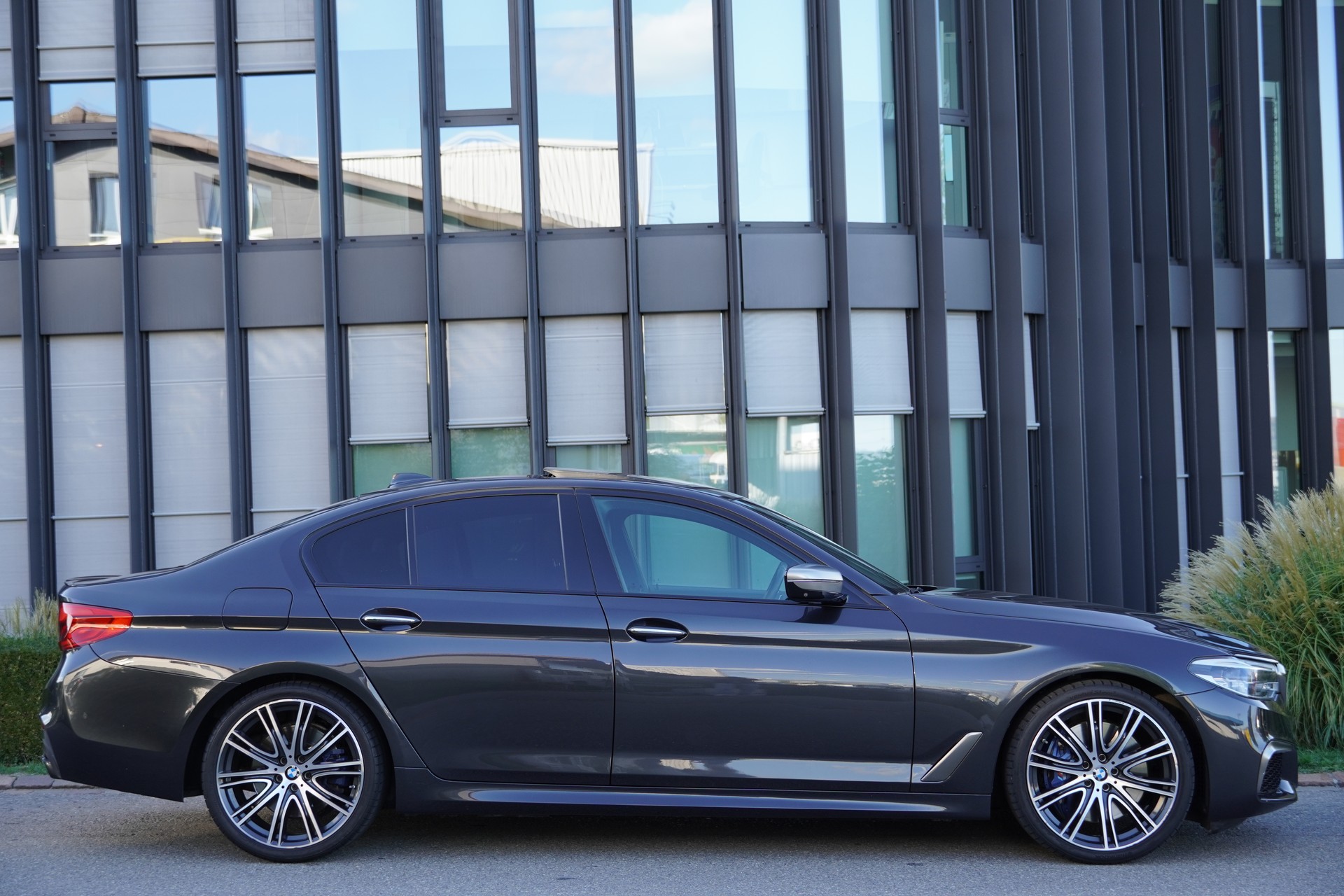 BMW M550i xDrive Steptronic-image-0