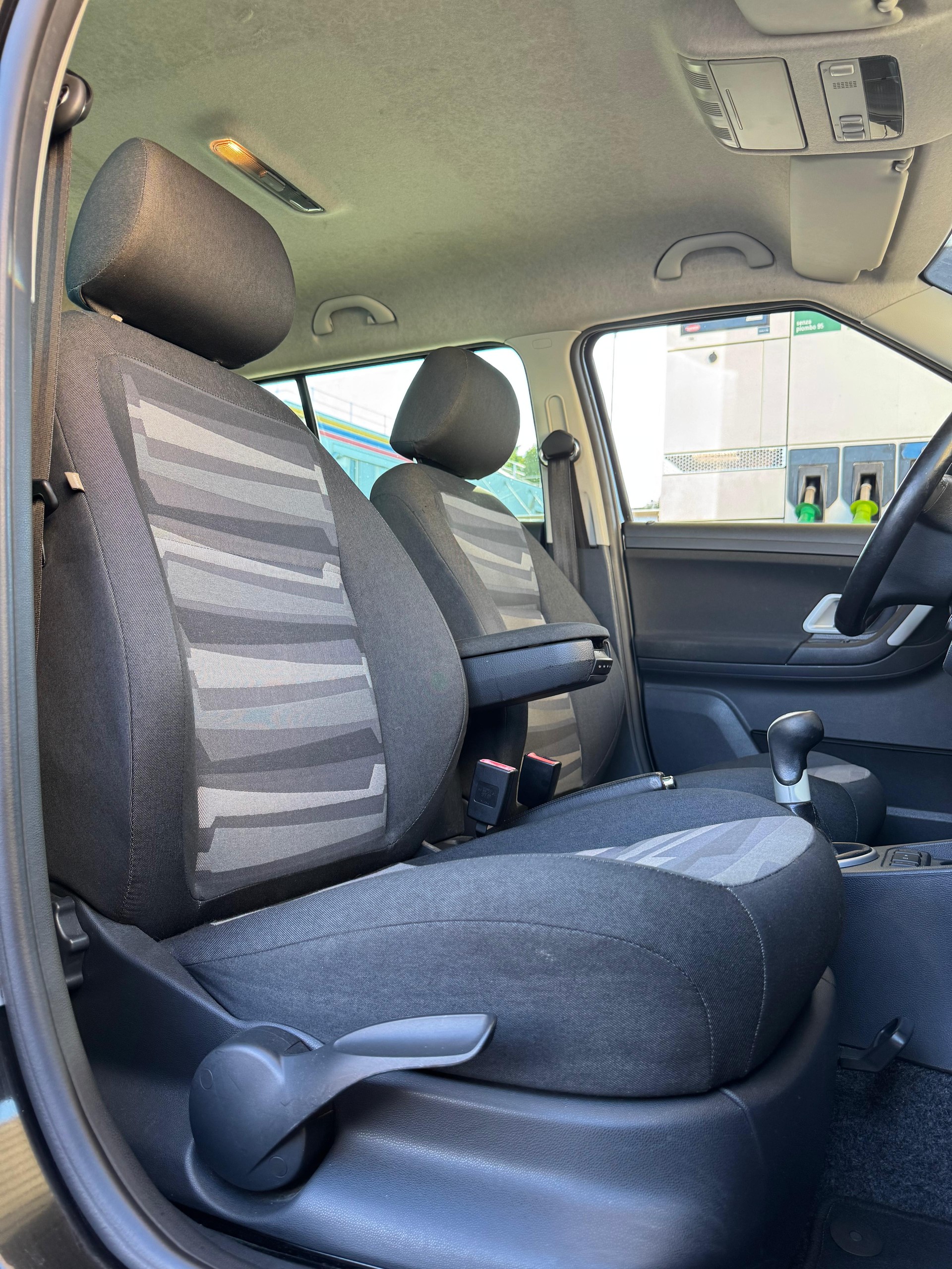 SKODA Fabia 1.4 Elegance-image-12